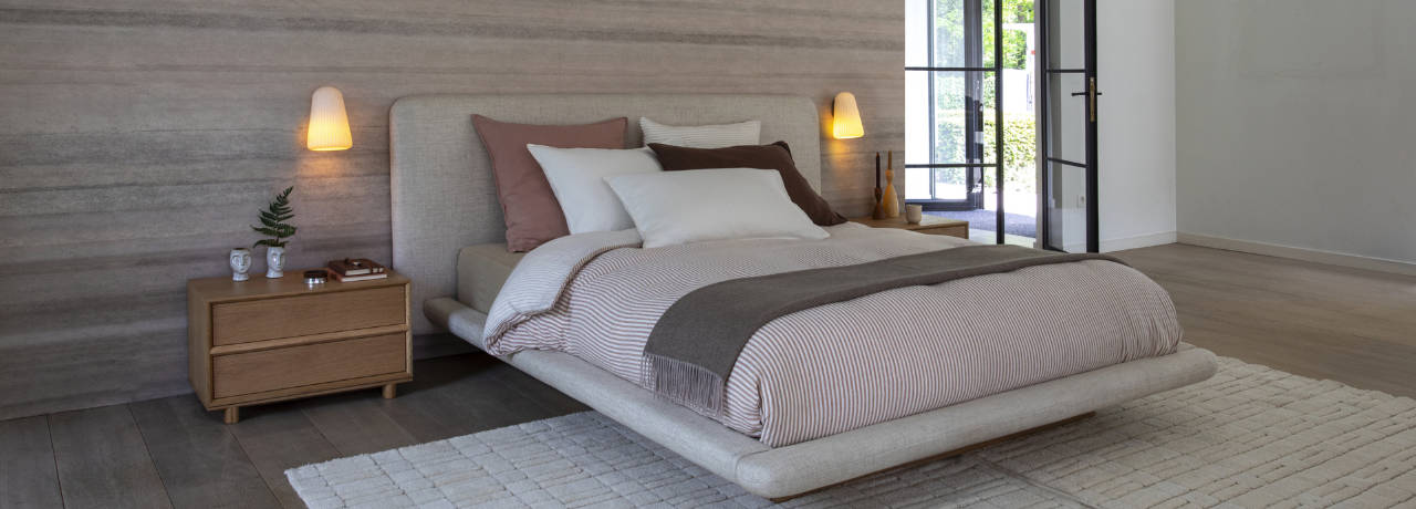 Λευκά Είδη για τον Χειμώνα: Χρώματα & Υφάσματα που Ζεσταίνουν το Υπνοδωμάτιο