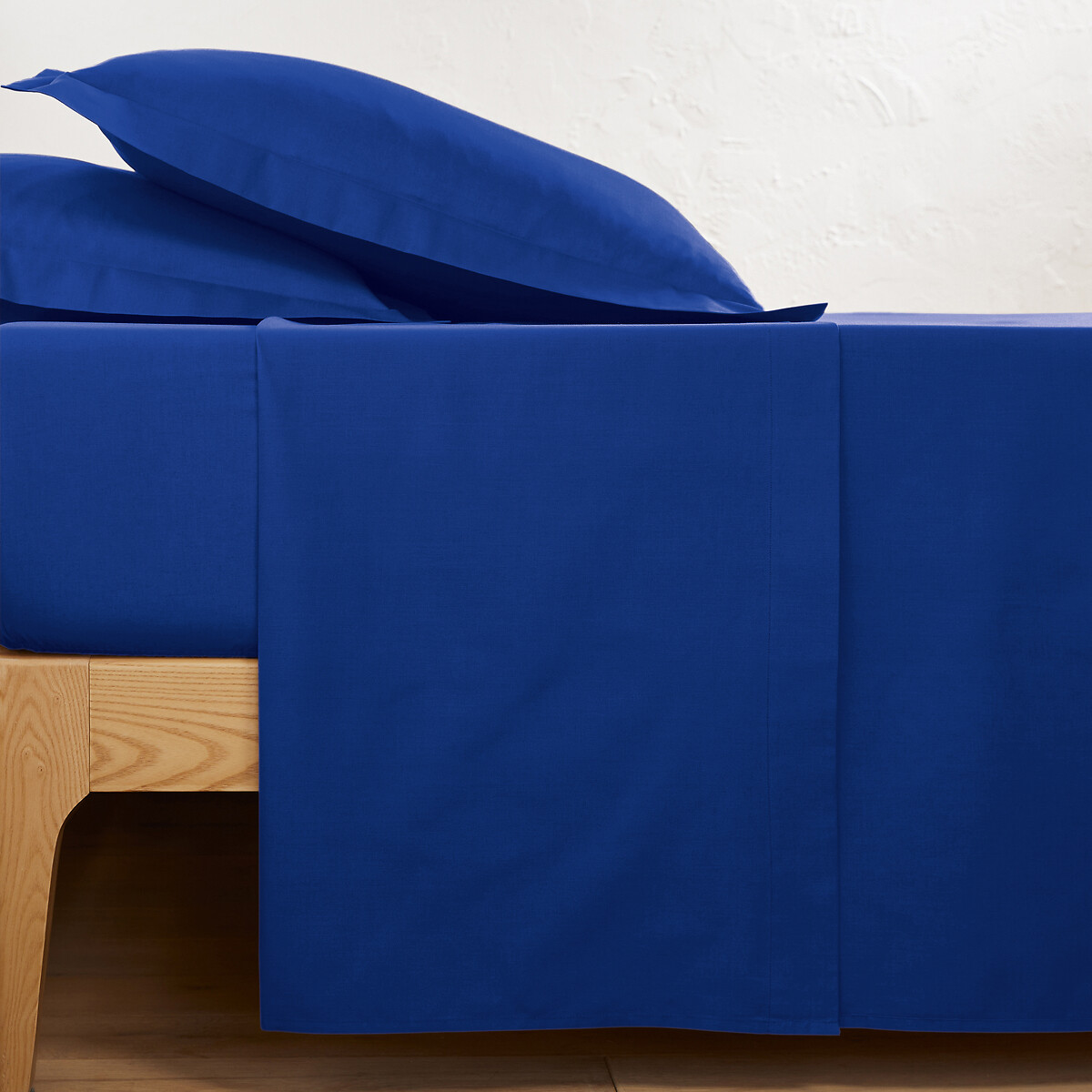 Μονόχρωμο βαμβακερό σεντόνι, Scénario