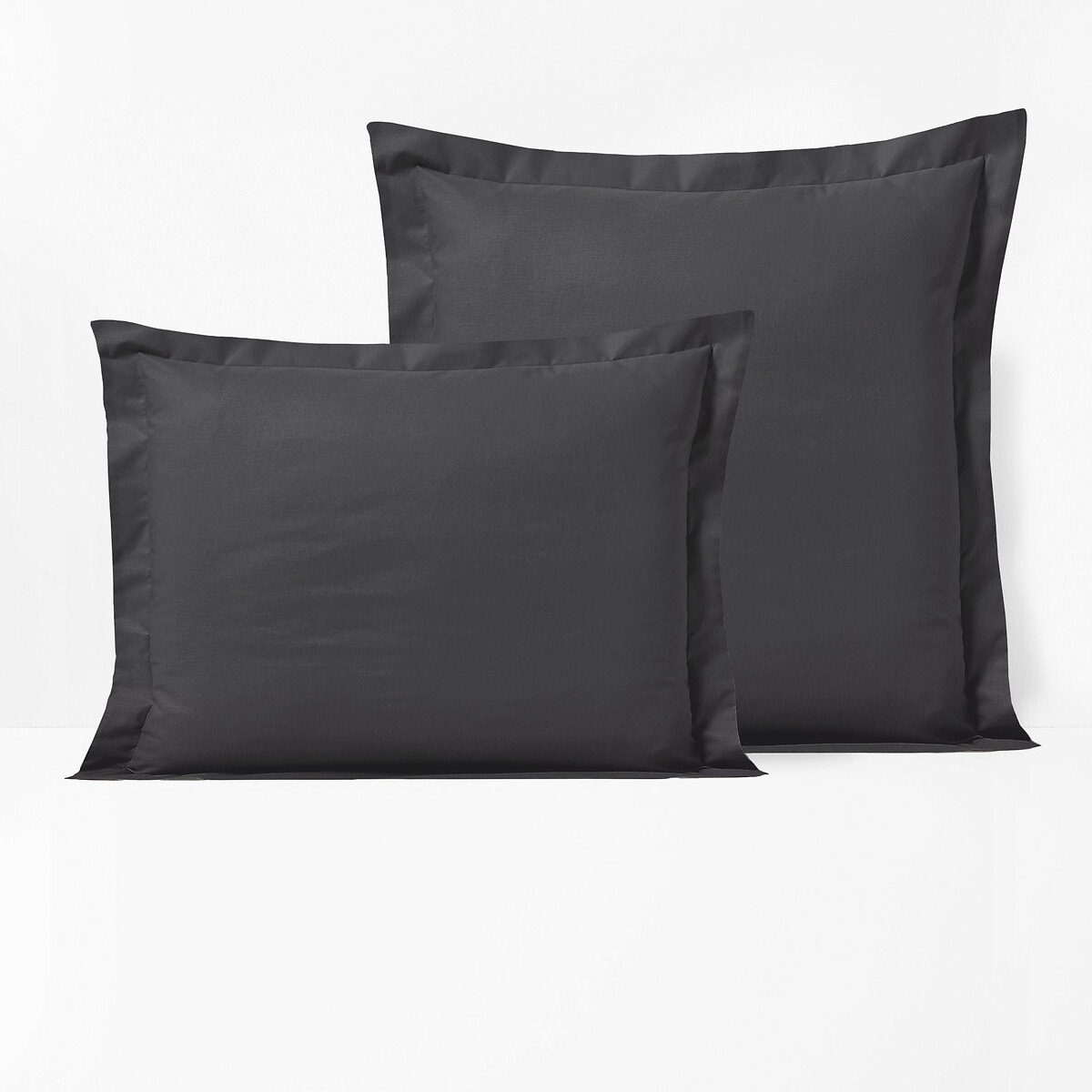 Μονόχρωμη βαμβακερή μαξιλαροθήκη με επίπεδο βολάν 50x70 cm