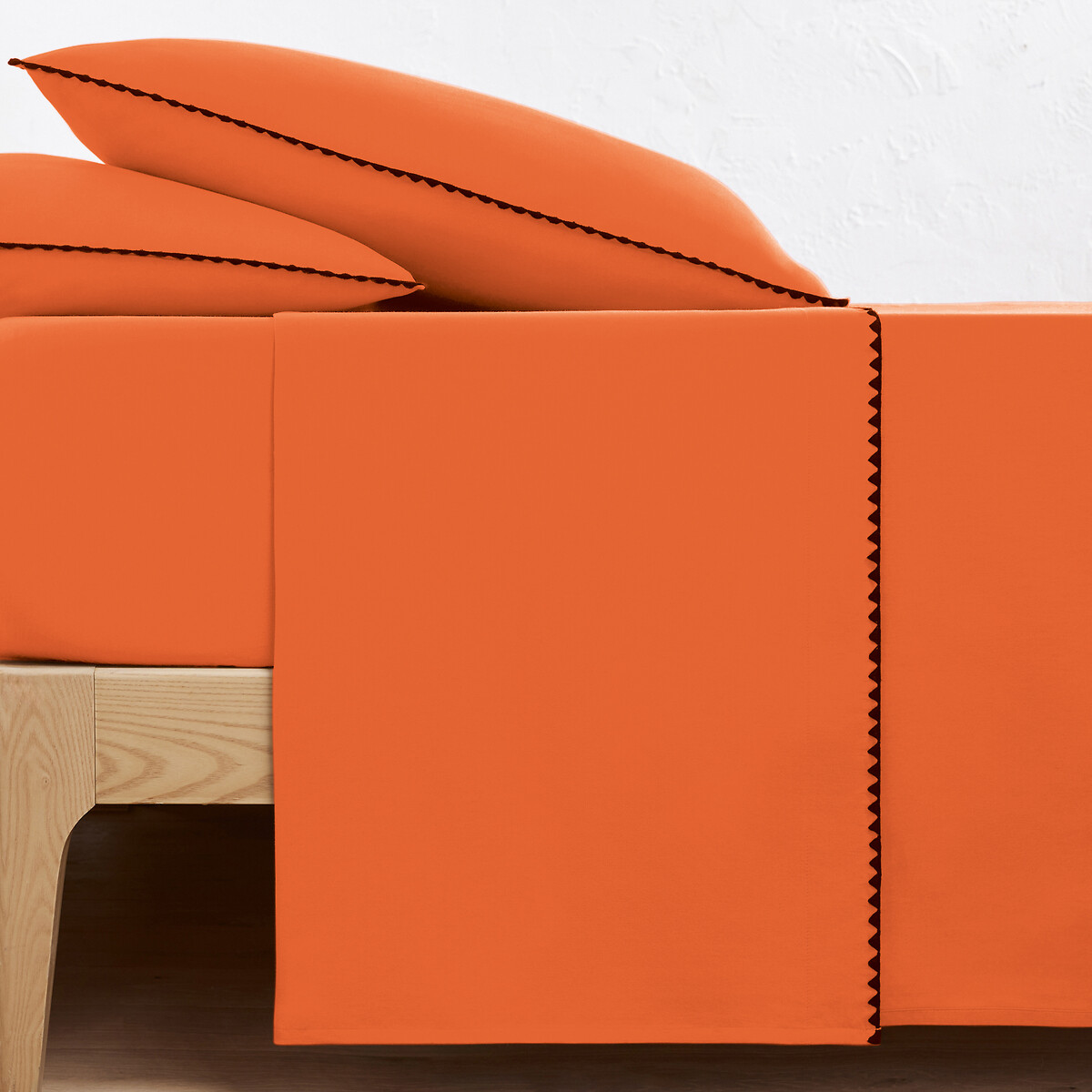 Μονόχρωμο σεντόνι από προπλυμένο βαμβάκι με κέντημα 180x290 cm