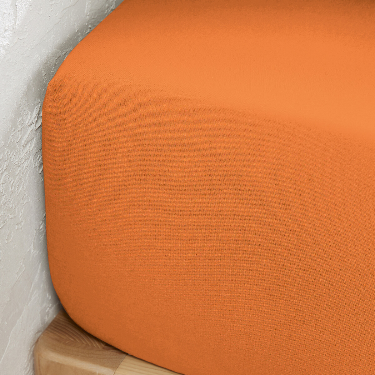 Μονόχρωμο σεντόνι με λάστιχο από προπλυμένο βαμβάκι με κέντημα 140x190 cm