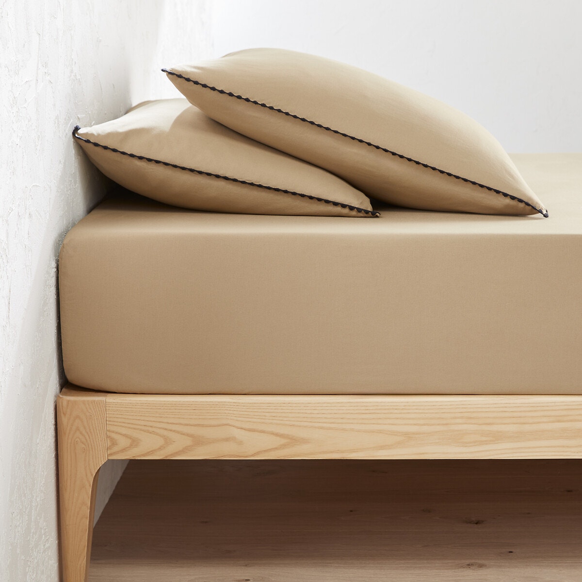 Μονόχρωμο σεντόνι με λάστιχο από προπλυμένο βαμβάκι με κέντημα 140x190 cm