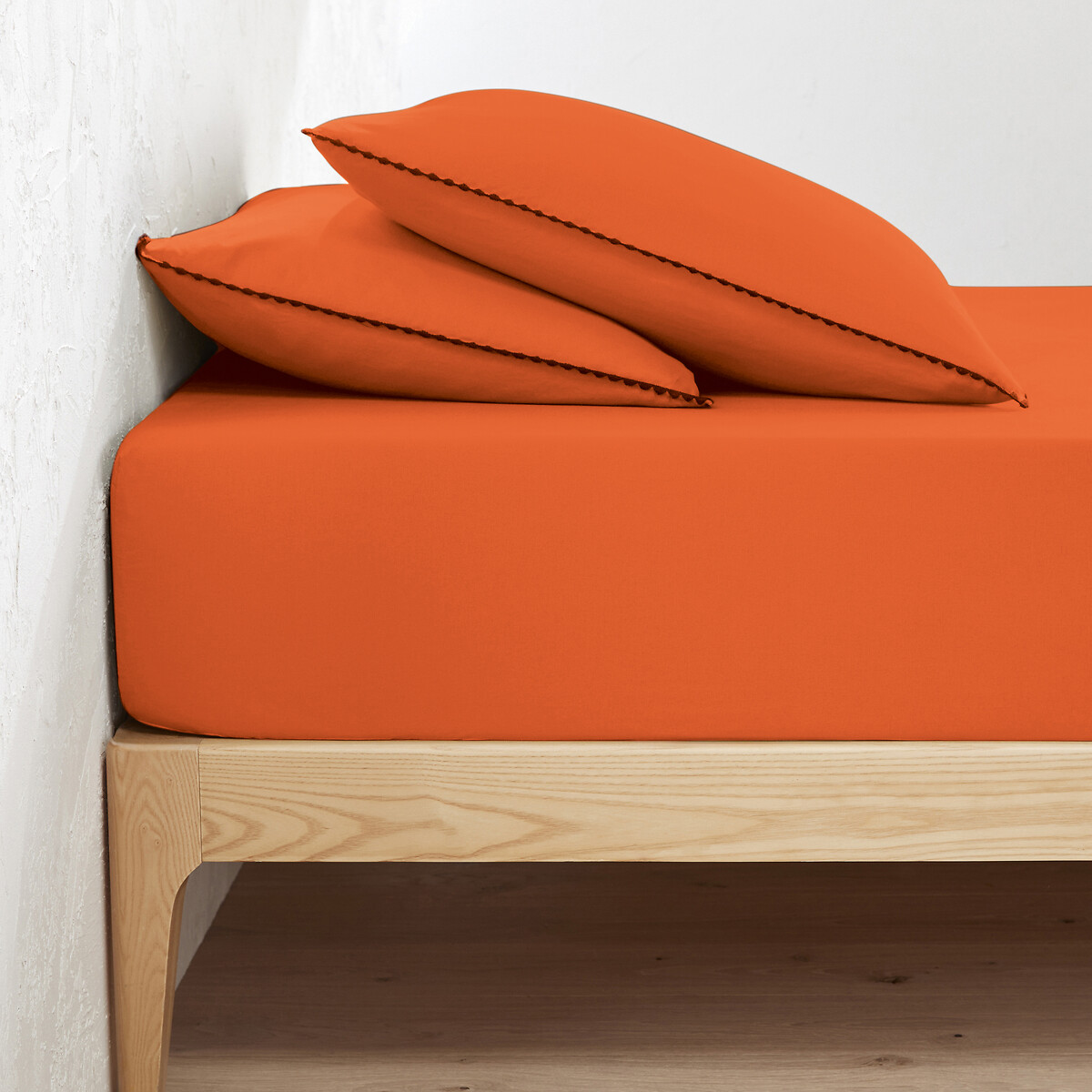 Μονόχρωμο σεντόνι με λάστιχο από προπλυμένο βαμβάκι με κέντημα 160x200 cm