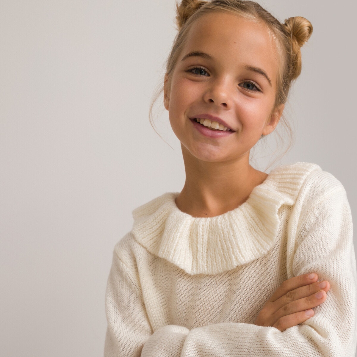 Λεπτό πλεκτό με στρογγυλή λαιμόκοψη και βολάν