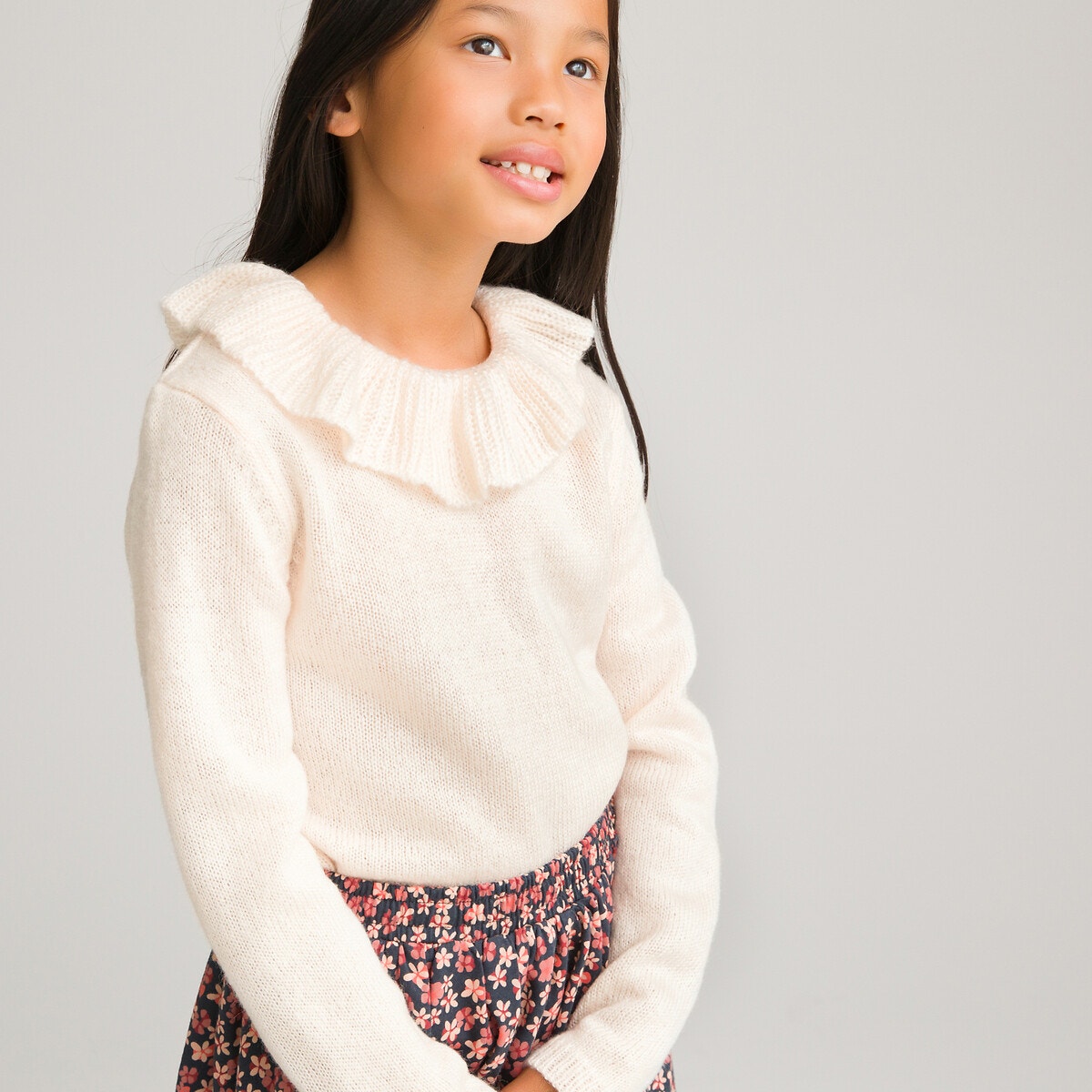 Λεπτό πλεκτό με στρογγυλή λαιμόκοψη και βολάν