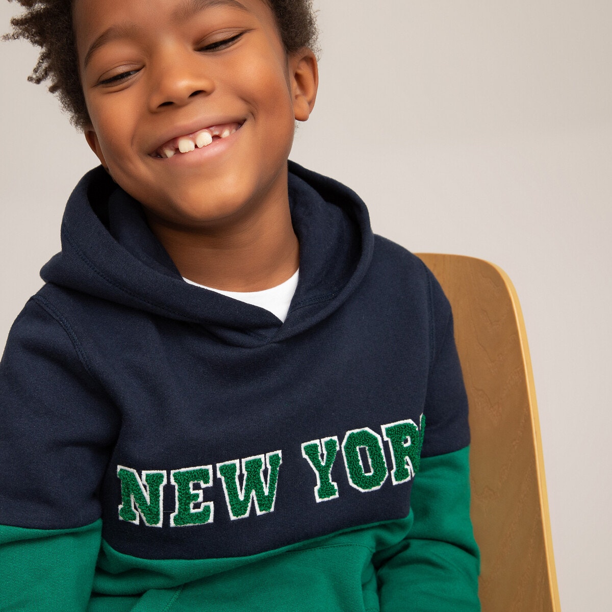 Δίχρωμο φούτερ με κουκούλα