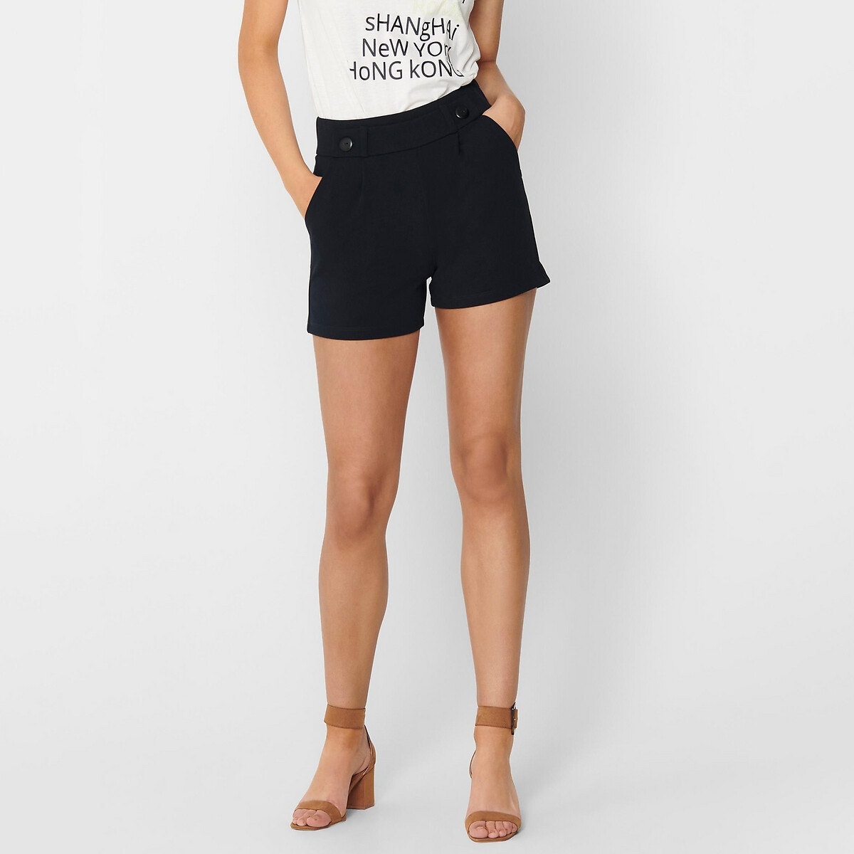 Σορτς με κουμπιά στη ζώνη