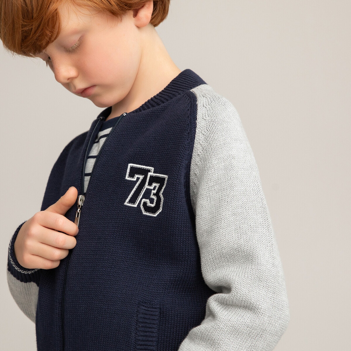 Κολεγιακή ζακέτα σε λεπτή πλέξη