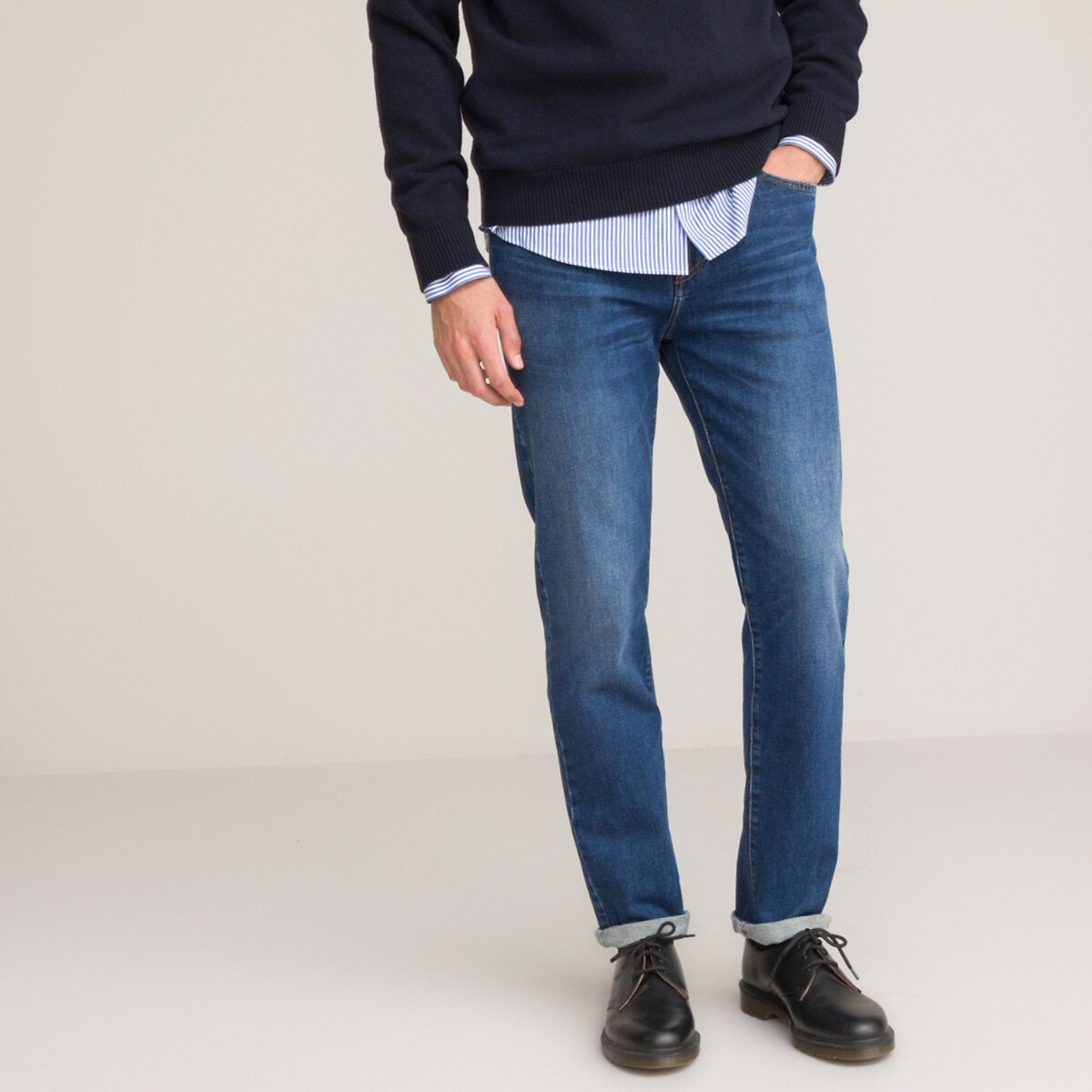 Περιγραφή: - Παντελόνι regular jeans - Κανονική μέση - Πατιλέτα με φερμουάρ - Μεταλλικό κουμπί, φερμουάρ και πριτσίνια - Ετικέτα από συνθετικό δέρμα - Ecowash: αυτό το προϊόν έχει πλυθεί με ήπια χημικά προϊόντα που δεν επιβαρύνουν το περιβάλλον, καταναλώνοντας λιγότερο νερό και ενέργεια. - Μήκος καβάλου 81 εκ., φάρδος στα μπατζάκια 19 εκ.Σύνθεση και συντήρηση: - 98% βαμβάκι, 2% ελαστάνη - Πλύσιμο στους 40°C στο πρόγραμμα για ευαίσθητα - Σιδέρωμα σε μέτρια θερμοκρασία - Απαγορεύεται το στεγνωτήριο - Απαγορεύεται το στεγνό καθάρισμαΥπεύθυνη επιλογή - Επιλέγοντας ένα προϊόν με ειδική τεχνική ξεβάμματος φιλική για το περιβάλλον, γίνεστε υπεύθυνος καταναλωτής. Η βιώσιμη τεχνική ξεβάμματος έχει σημαντικά μειωμένη κατανάλωση νερού σε σχέση με την κλασική τεχνική για τον ίδιο σκοπό. Μικρότερη επιβάρυνση του πλανήτη για μόδα με υπευθυνότητα.