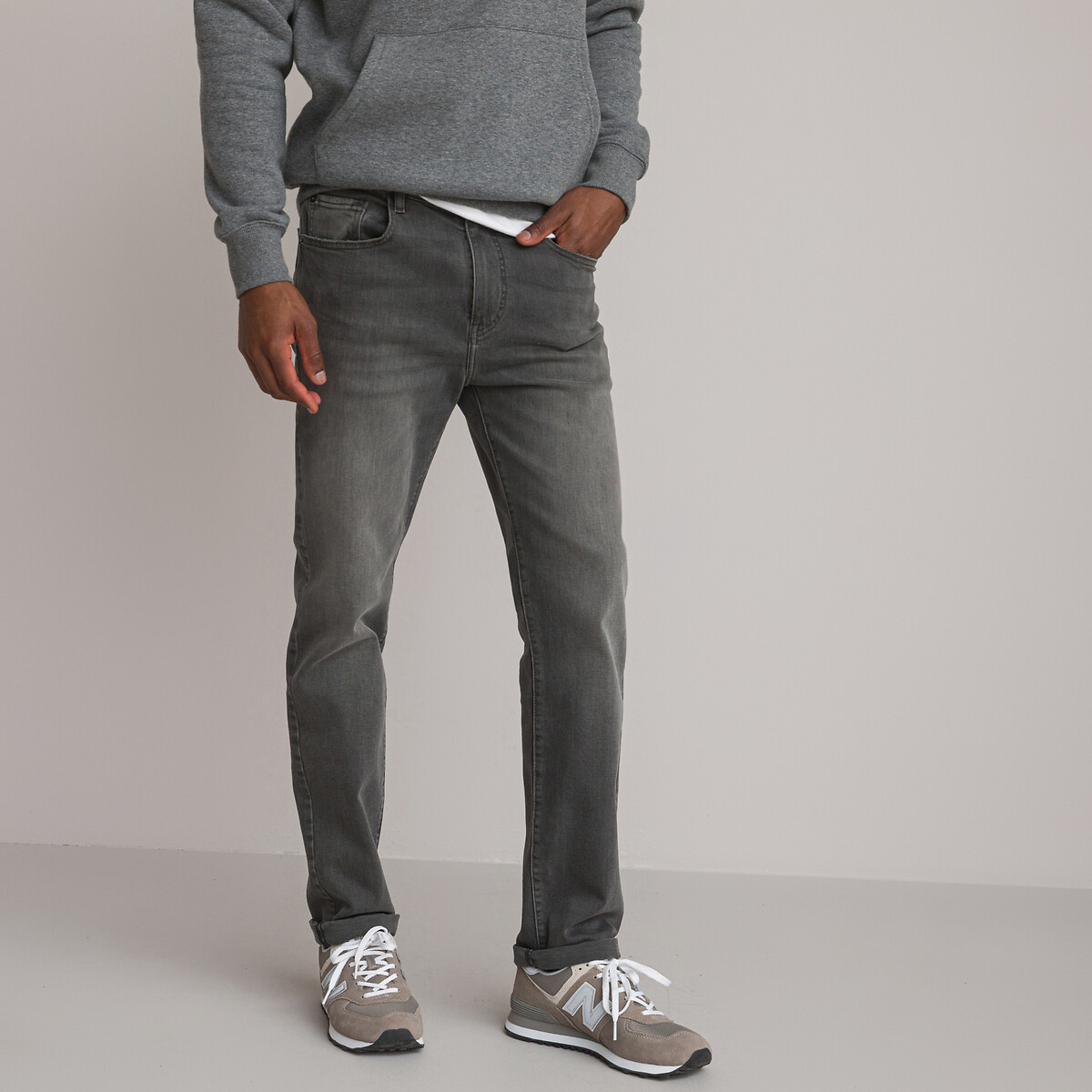 Περιγραφή: - Παντελόνι regular jeans - Κανονική μέση - Πατιλέτα με φερμουάρ - Μεταλλικό κουμπί, φερμουάρ και πριτσίνια - Ετικέτα από συνθετικό δέρμα - Ecowash: αυτό το προϊόν έχει πλυθεί με ήπια χημικά προϊόντα που δεν επιβαρύνουν το περιβάλλον, καταναλώνοντας λιγότερο νερό και ενέργεια. - Μήκος καβάλου 81 εκ., φάρδος στα μπατζάκια 19 εκ.Σύνθεση και συντήρηση: - 98% βαμβάκι, 2% ελαστάνη - Πλύσιμο στους 40°C στο πρόγραμμα για ευαίσθητα - Σιδέρωμα σε μέτρια θερμοκρασία - Απαγορεύεται το στεγνωτήριο - Απαγορεύεται το στεγνό καθάρισμαΥπεύθυνη επιλογή - Επιλέγοντας ένα προϊόν με ειδική τεχνική ξεβάμματος φιλική για το περιβάλλον, γίνεστε υπεύθυνος καταναλωτής. Η βιώσιμη τεχνική ξεβάμματος έχει σημαντικά μειωμένη κατανάλωση νερού σε σχέση με την κλασική τεχνική για τον ίδιο σκοπό. Μικρότερη επιβάρυνση του πλανήτη για μόδα με υπευθυνότητα.