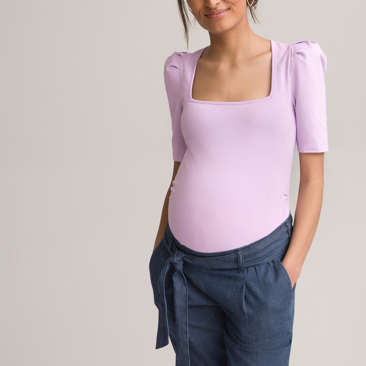 Κοντομάνικη μπλούζα εγκυμοσύνης με τετράγωνο ντεκολτέ