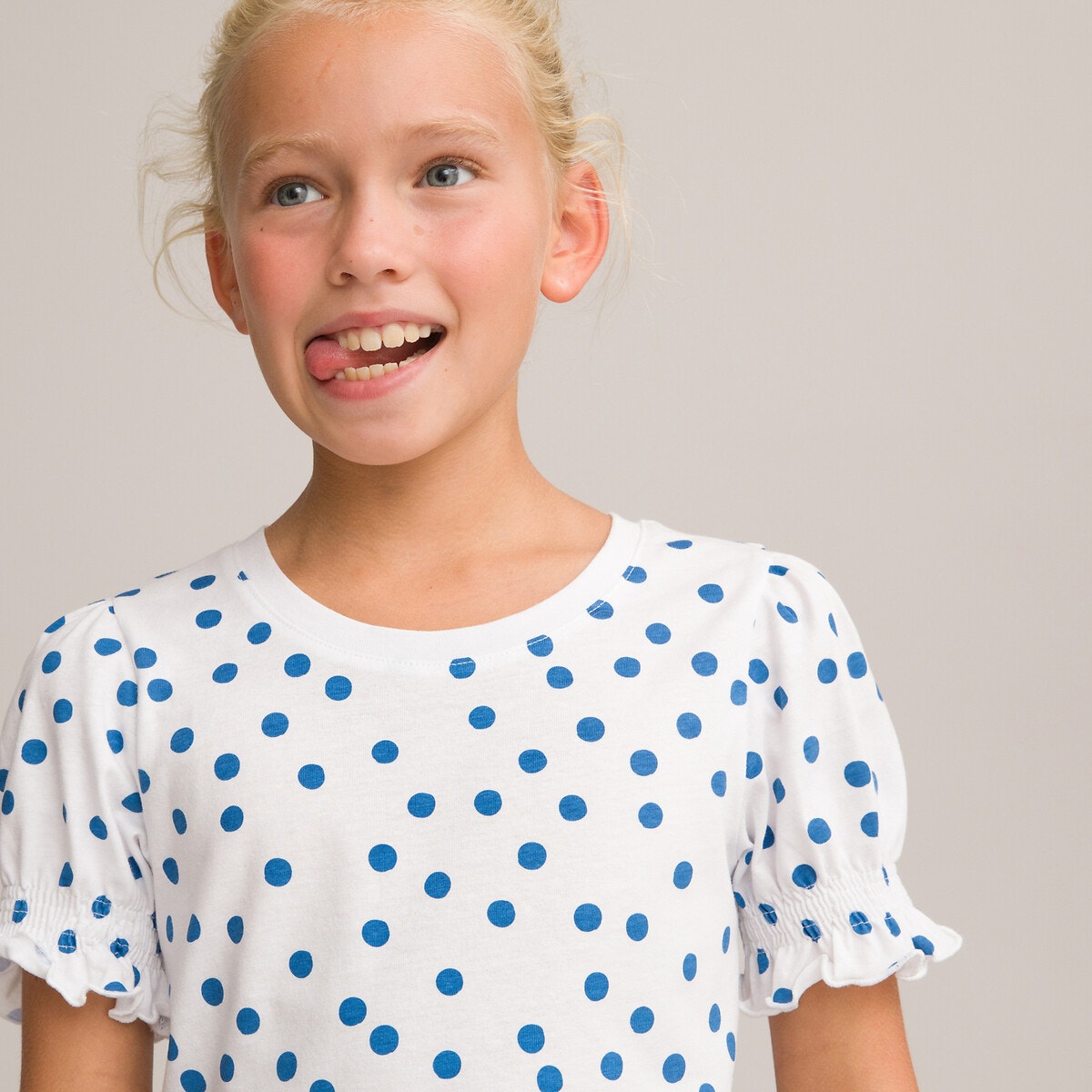 Κοντομάνικη πουά μπλούζα με balloon μανίκια