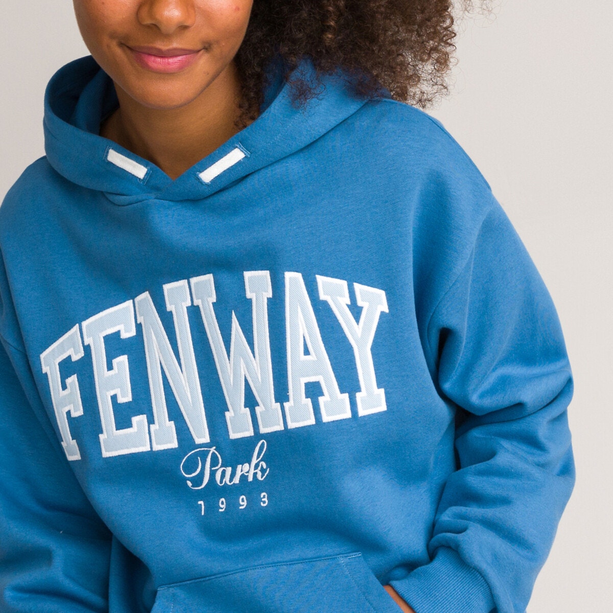 Φούτερ με κουκούλα και κέντημα μπροστά