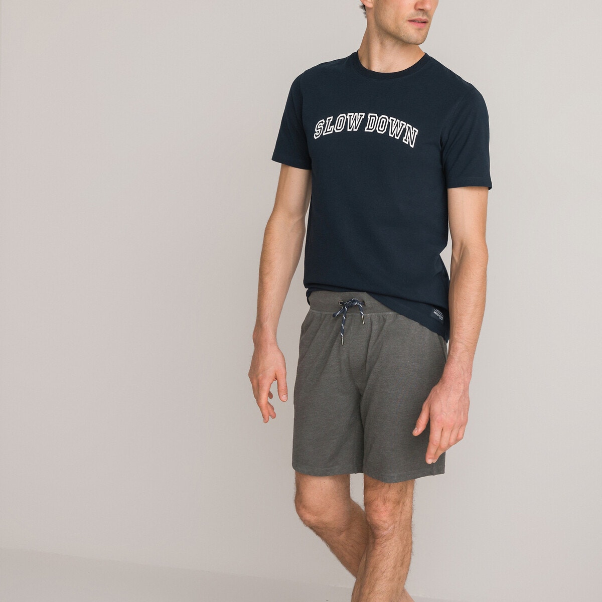 Περιγραφή - Κοντομάνικο T-shirt με στάμπα μπροστά - Σορτς με κορδόνι που σφίγγει στη μέση και τσέπες στα πλάγια + 1 τσέπη πίσωΔιαστάσεις για το μέγεθος 40/MT-shirt - Μήκος: 71 εκ. - Περίμετρος στήθους: 110 εκ.Σορτς - Μήκος καβάλου: 19 εκ.Σύνθεση και συντήρηση: - 100% βαμβάκι - Πλύσιμο στους 40°C στο πρόγραμμα για ευαίσθητα - Σιδέρωμα σε μέτρια θερμοκρασία - Στεγνωτήριο σε χαμηλή ταχύτητα - Απαγορεύεται το στεγνό καθάρισμαΠροϊόν υπεύθυνης παραγωγής - Βαμβάκι βιολογικής γεωργίας: υπεύθυνη επιλογή και κατανάλωση. Γιατί; Επειδή για την παραγωγή του δεν χρησιμοποιούνται χημικά προϊόντα, φυτοφάρμακα, εντομοκτόνα και γενετικά τροποποιημένοι οργανισμοί. Αποτέλεσμα: μικρότερος αντίκτυπος στη βιοποικιλότητα και την υγεία των καλλιεργητών. - Επιλέγοντας ένα προϊόν με την ετικέτα 