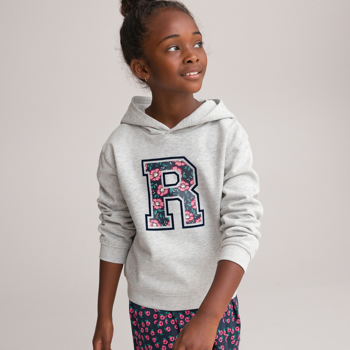 Φούτερ από φανέλα με κουκούλα και φλοράλ μοτίβο R