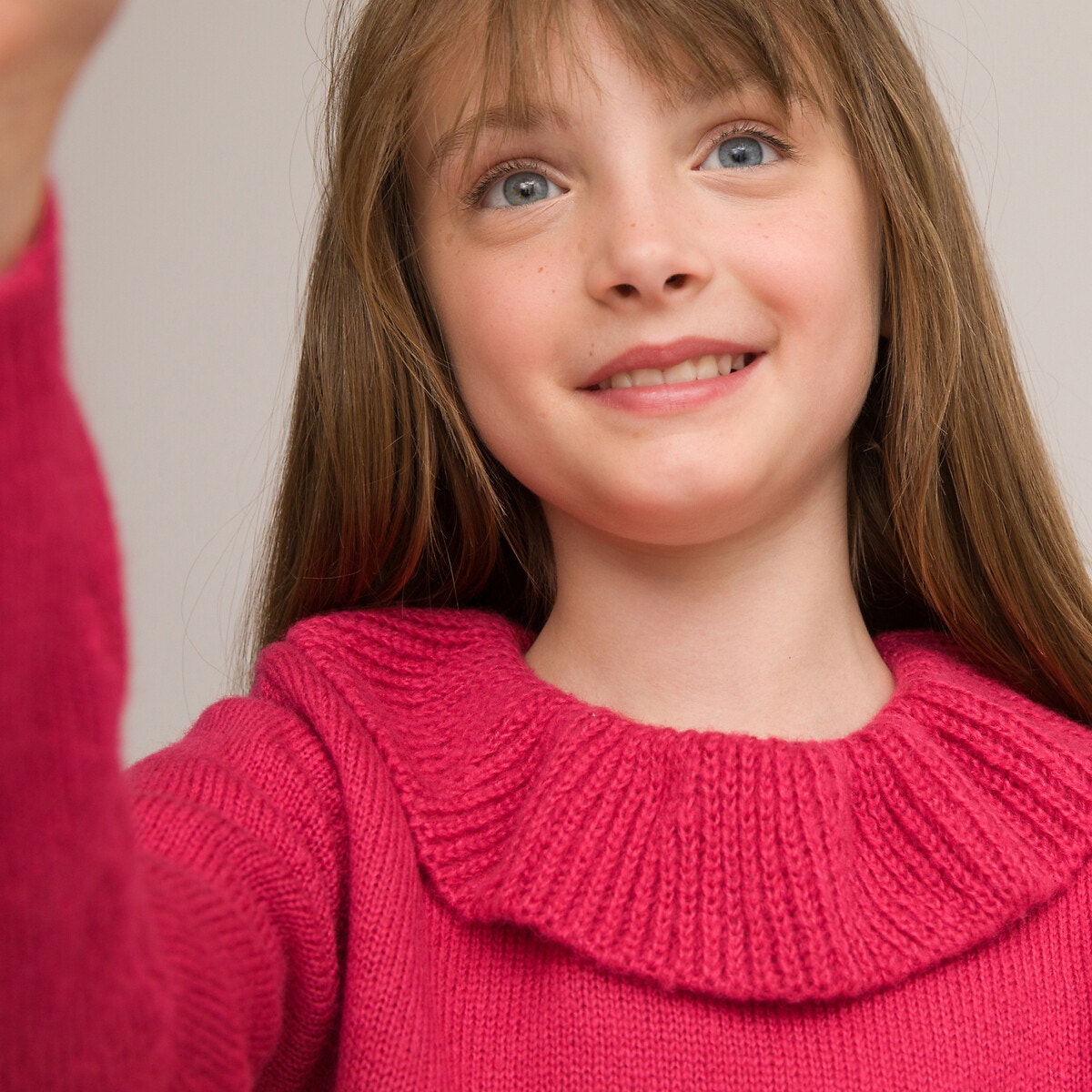 Λεπτό πλεκτό με στρογγυλή λαιμόκοψη και βολάν