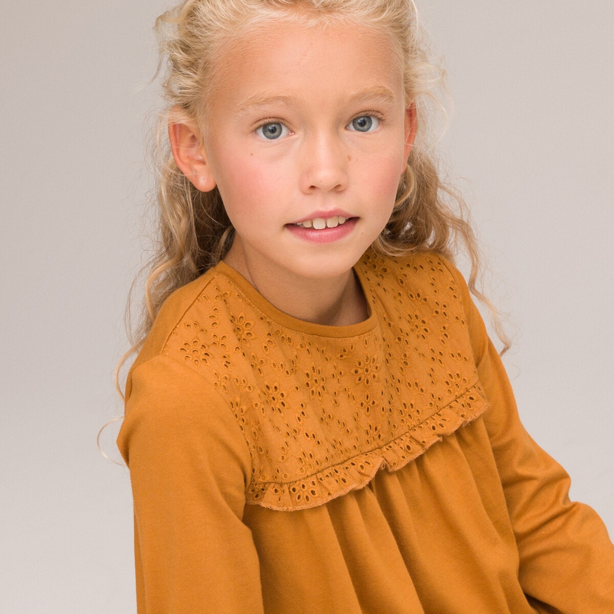 Μακρυμάνικη μπλούζα με κοφτό κέντημα και βολάν