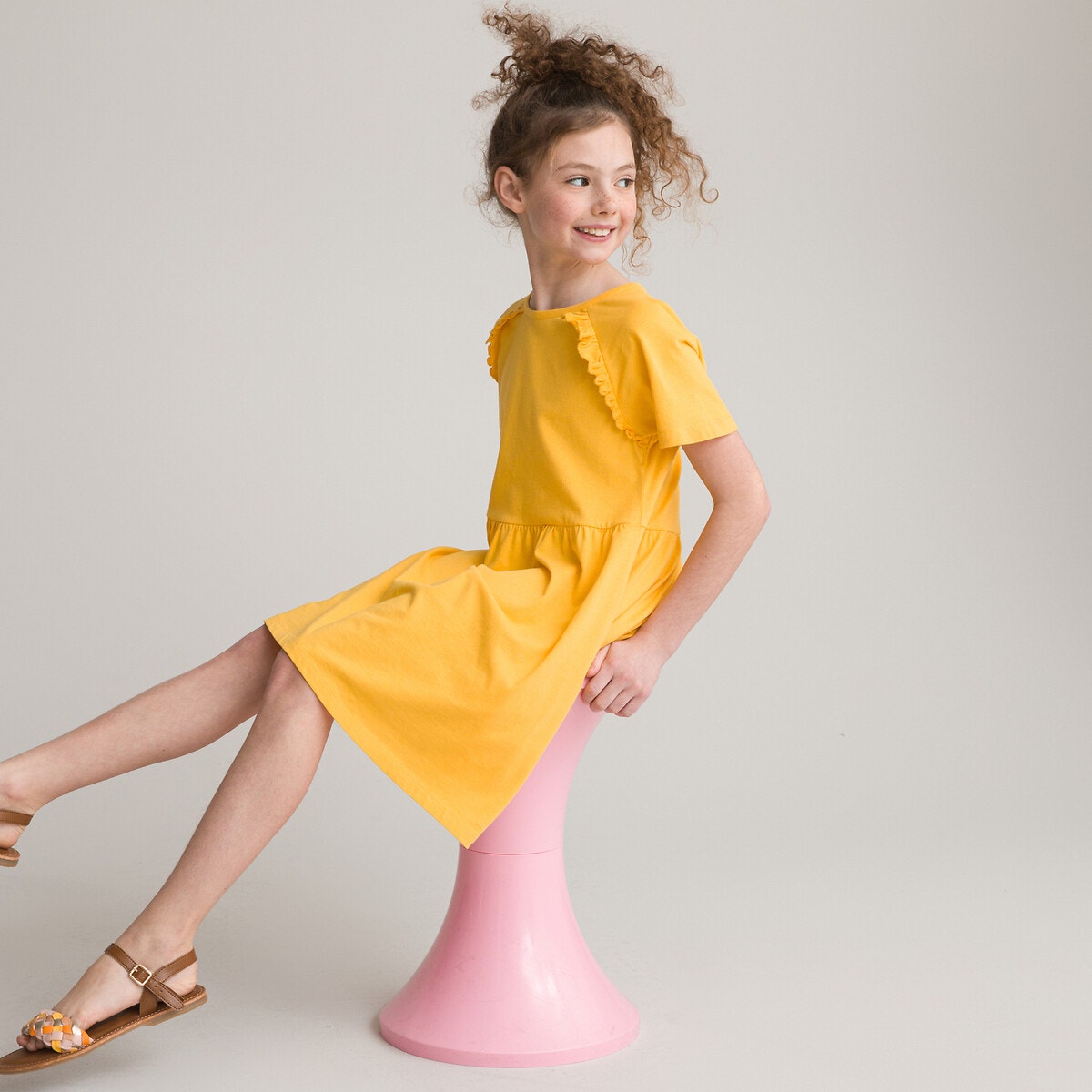 Κοντομάνικο φόρεμα με βολάν