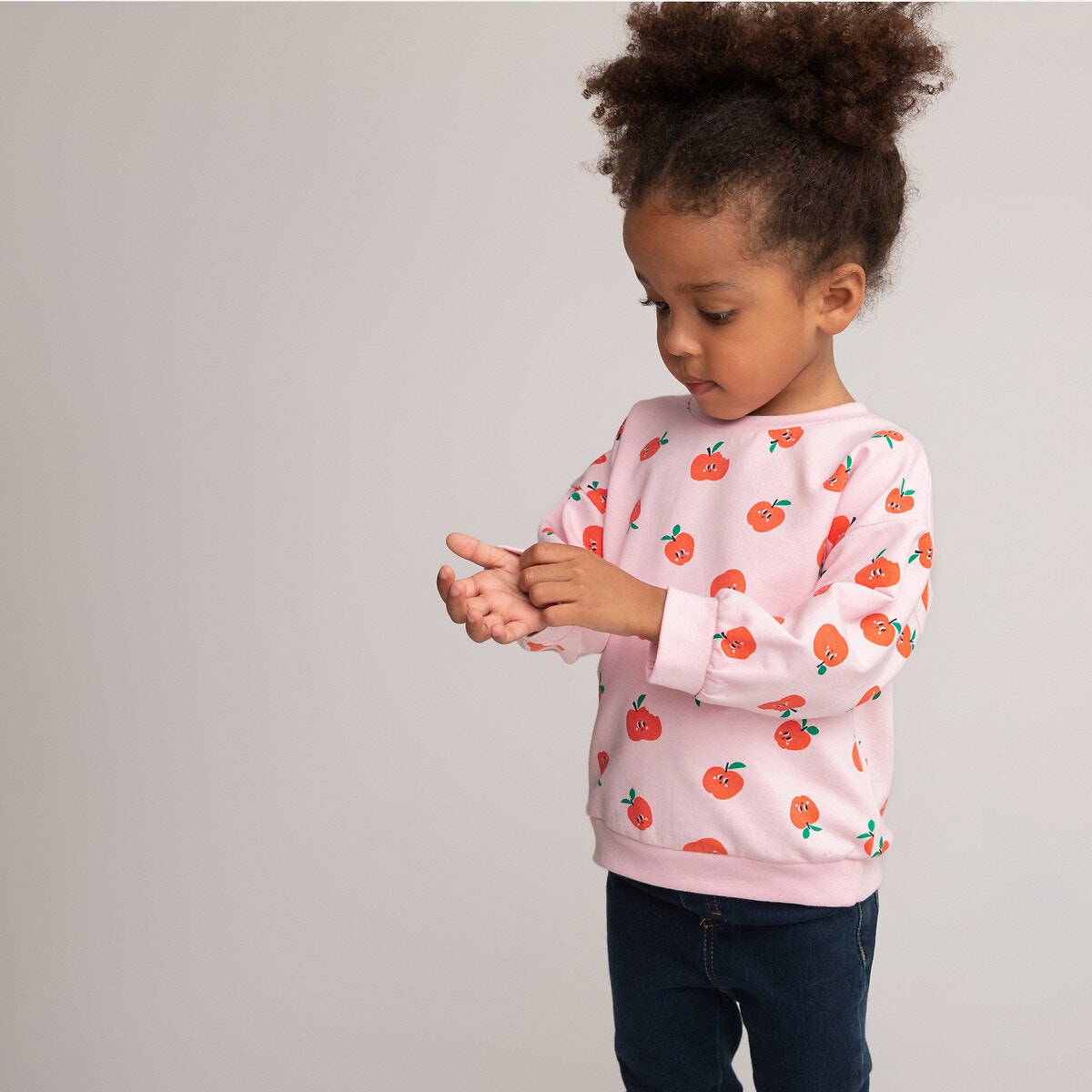 Εμπριμέ φούτερ από φανέλα με μοτίβο μήλα