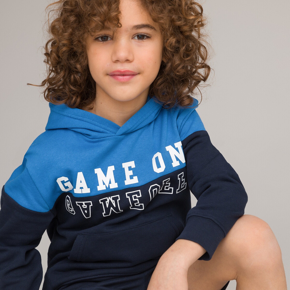 Φούτερ από φανέλα με κουκούλα και στάμπα μπροστά