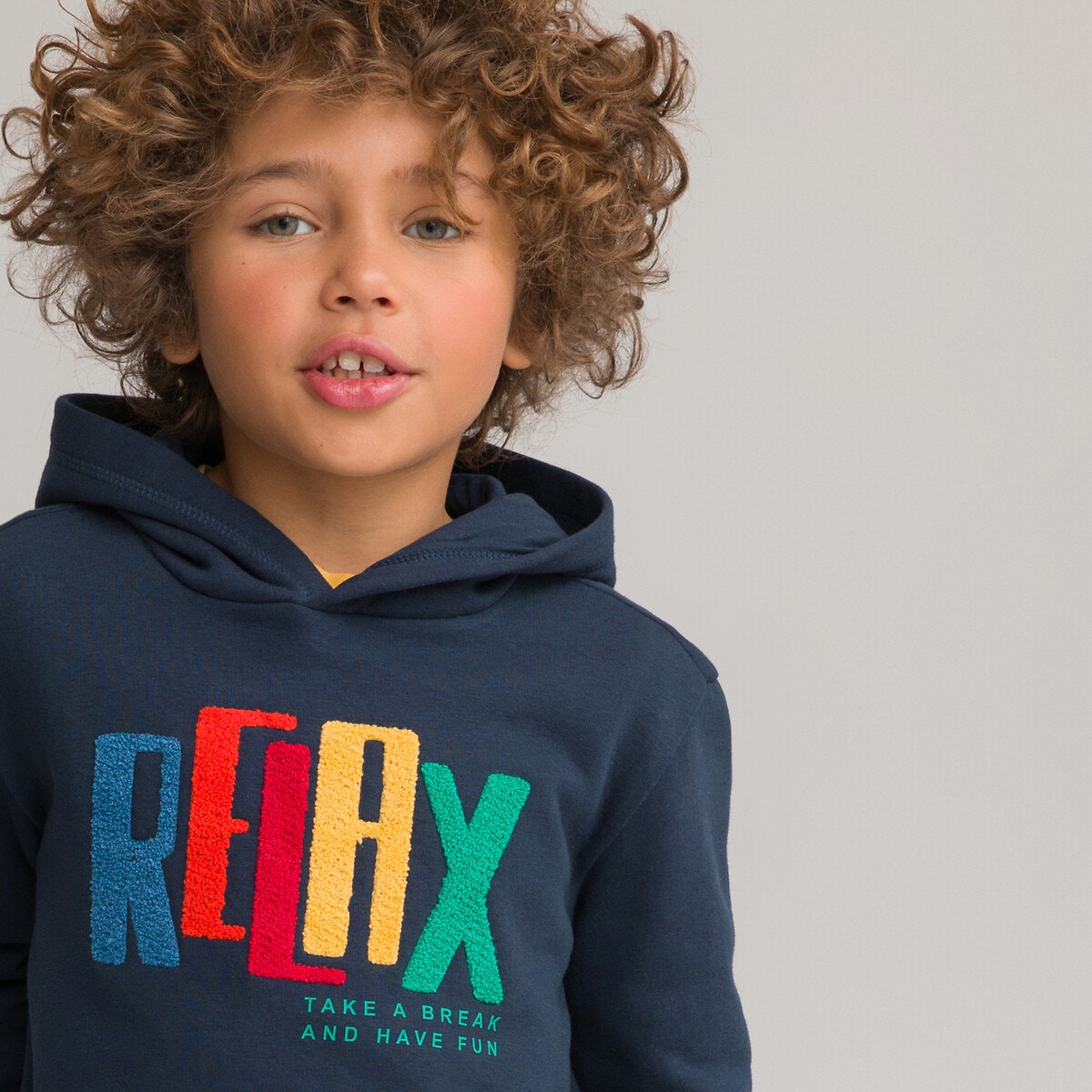 Φούτερ από φανέλα με κουκούλα και μπουκλέ κείμενο μπροστά