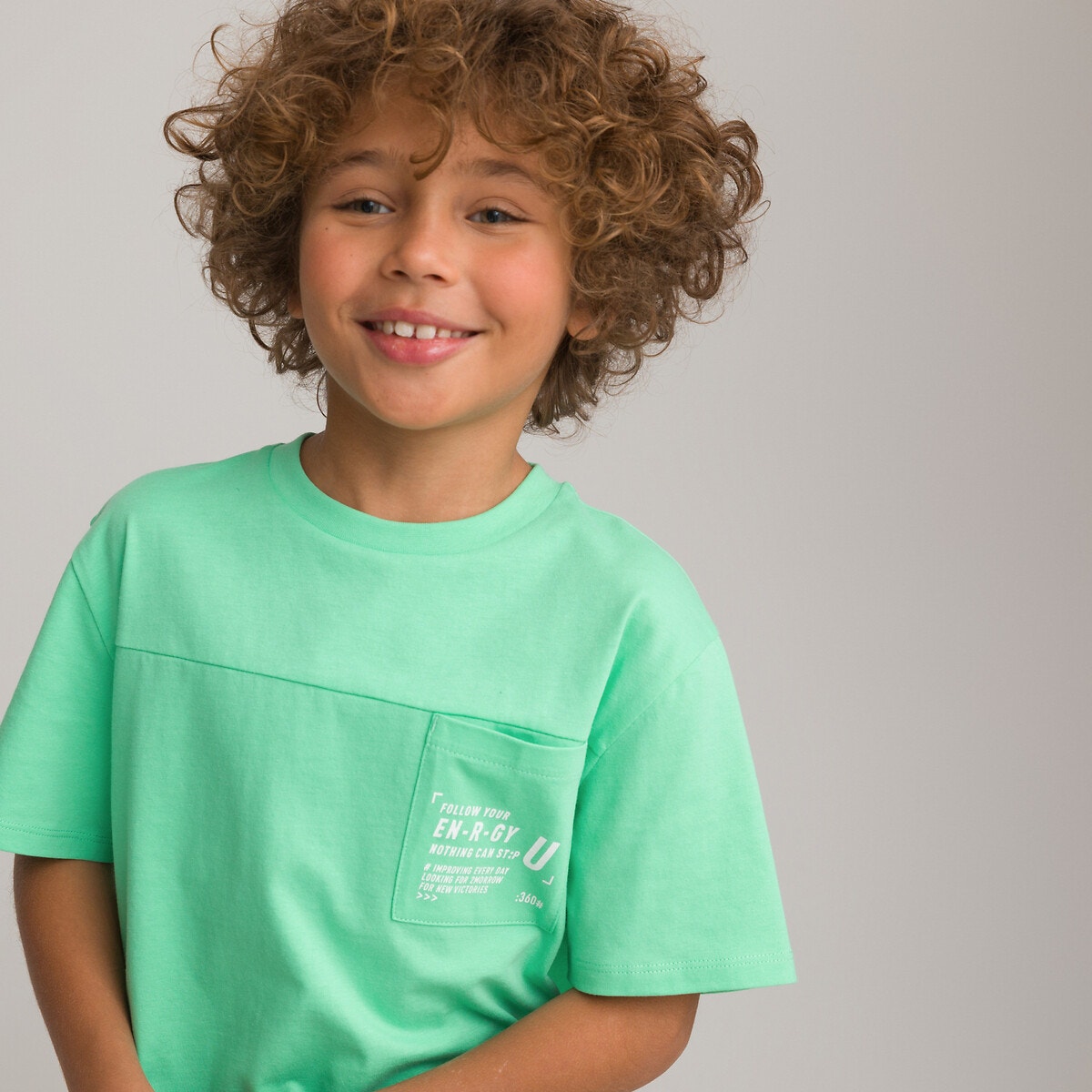 Κοντομάνικη μπλούζα με στάμπα στην τσέπη στο στήθος