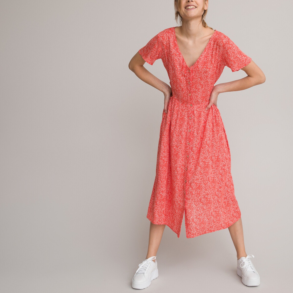 Εμπριμέ κοντομάνικο φόρεμα με V λαιμόκοψη