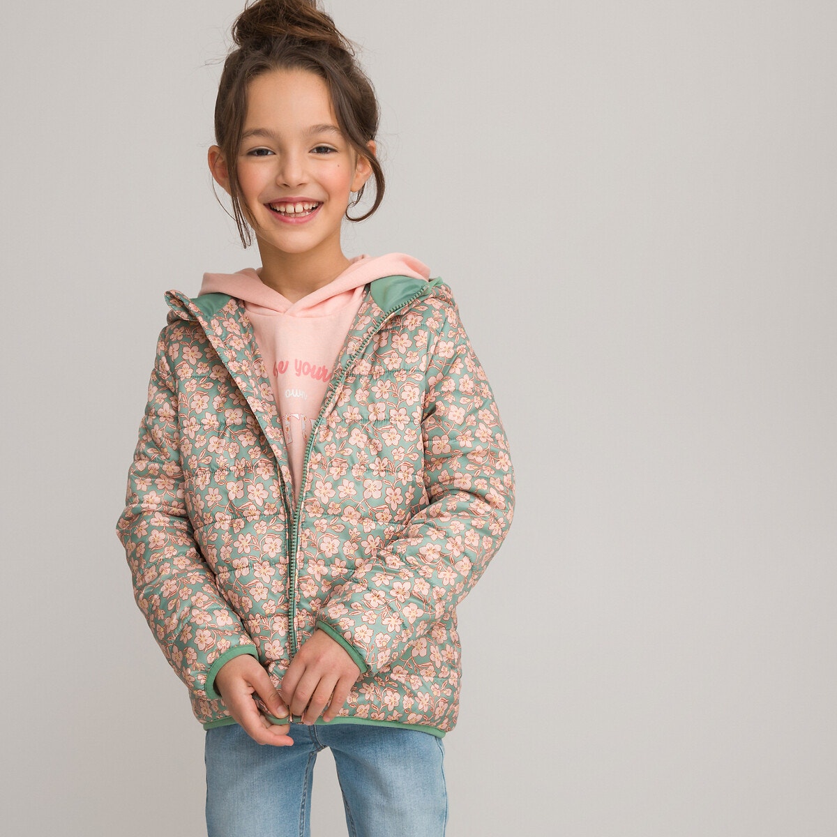 Ελαφρύ καπιτονέ μπουφάν με κουκούλα και φλοράλ μοτίβο