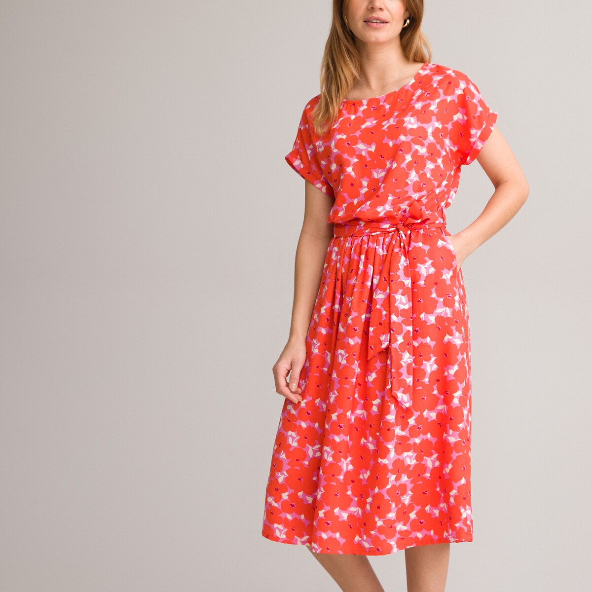 Μίντι εβαζέ φόρεμα με φλοράλ μοτίβο