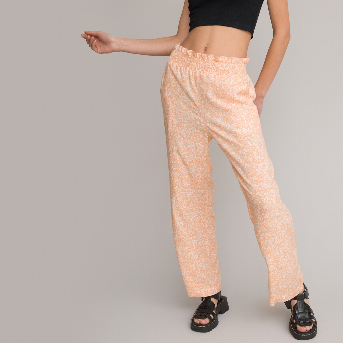 Φαρδύ και χυτό παντελόνι με φλοράλ μοτίβο