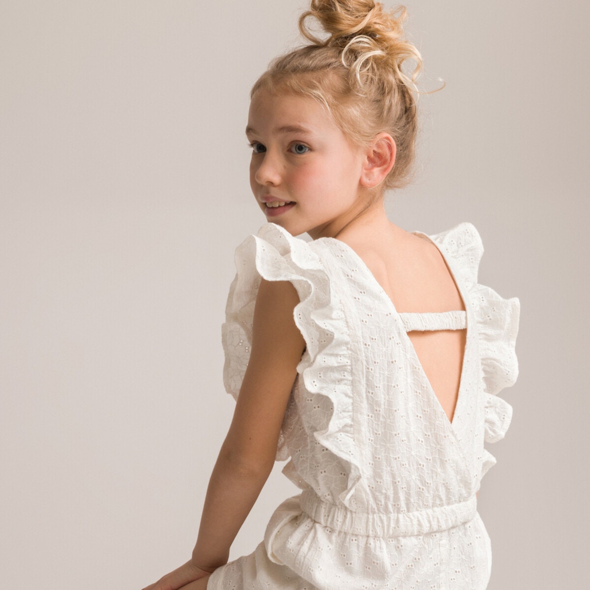 Ολόσωμη φόρμα-σορτς με βολάν από κοφτό κέντημα