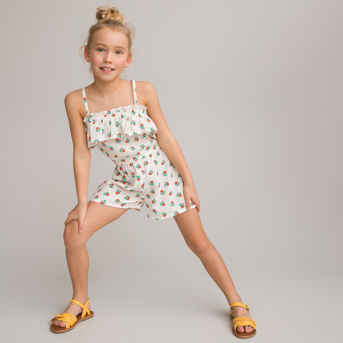 Ολόσωμη φόρμα-σορτς με τιράντες και φλοράλ μοτίβο