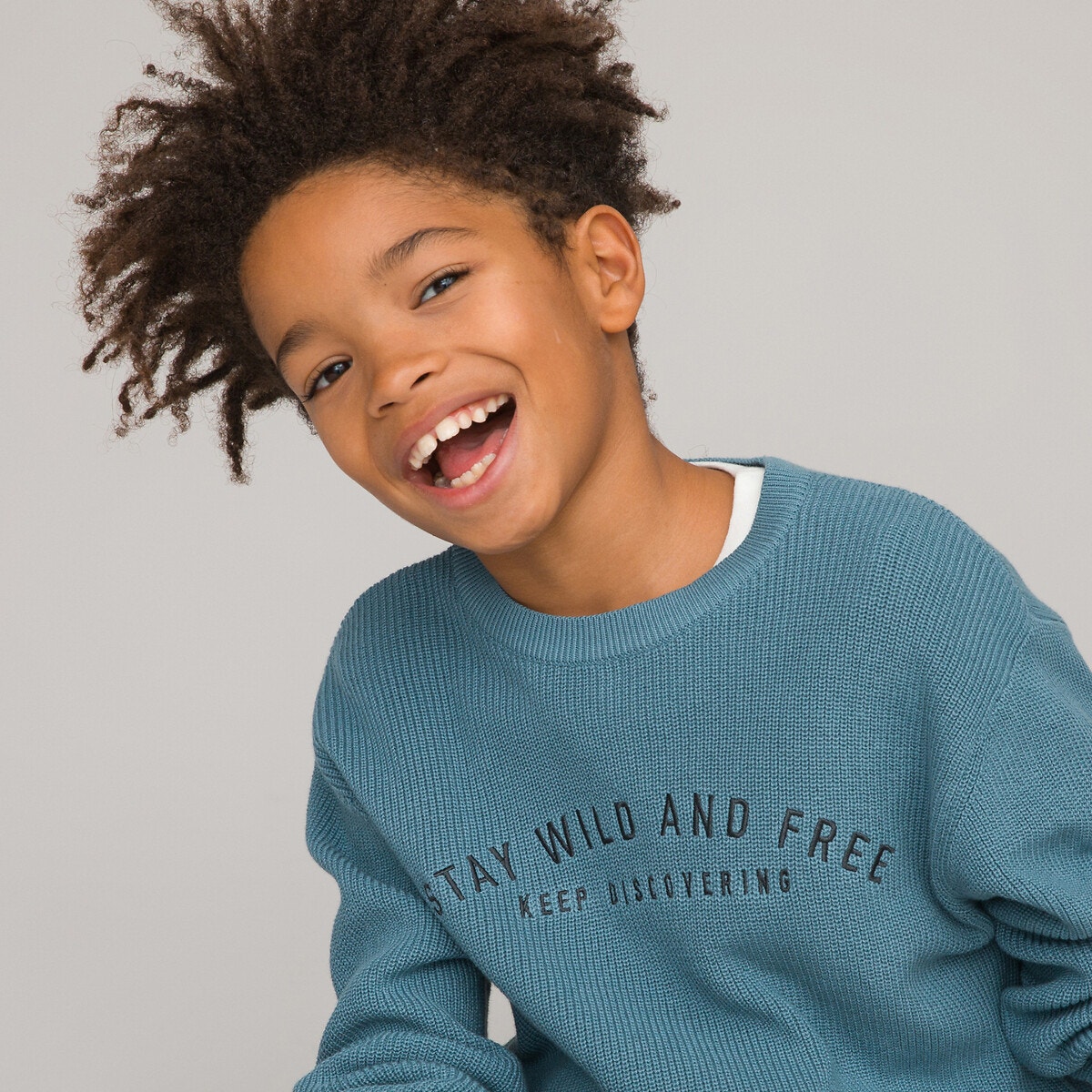 Λεπτό πλεκτό με στρογγυλή λαιμόκοψη και κεντημένο μήνυμα μπροστά