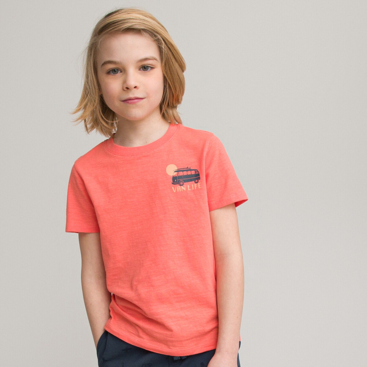 Κοντομάνικο T-shirt με στάμπα στο στήθος