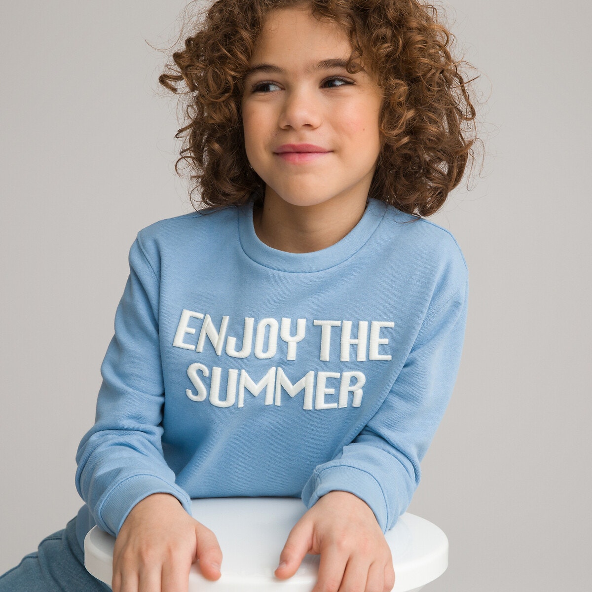 Φούτερ με στρογγυλή λαιμόκοψη και τυπωμένο μήνυμα μπροστά