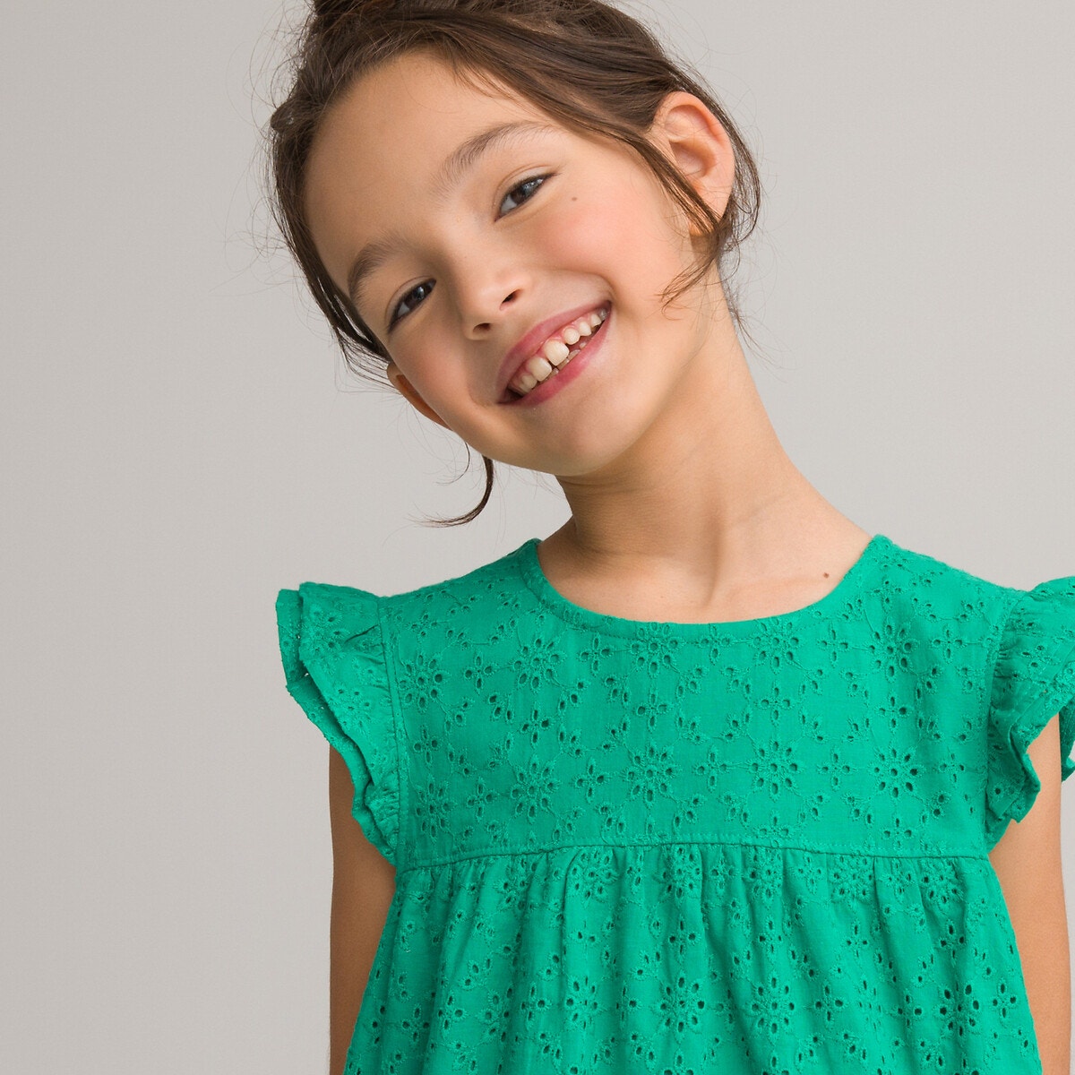 Αμάνικη μπλούζα με κοφτό κέντημα