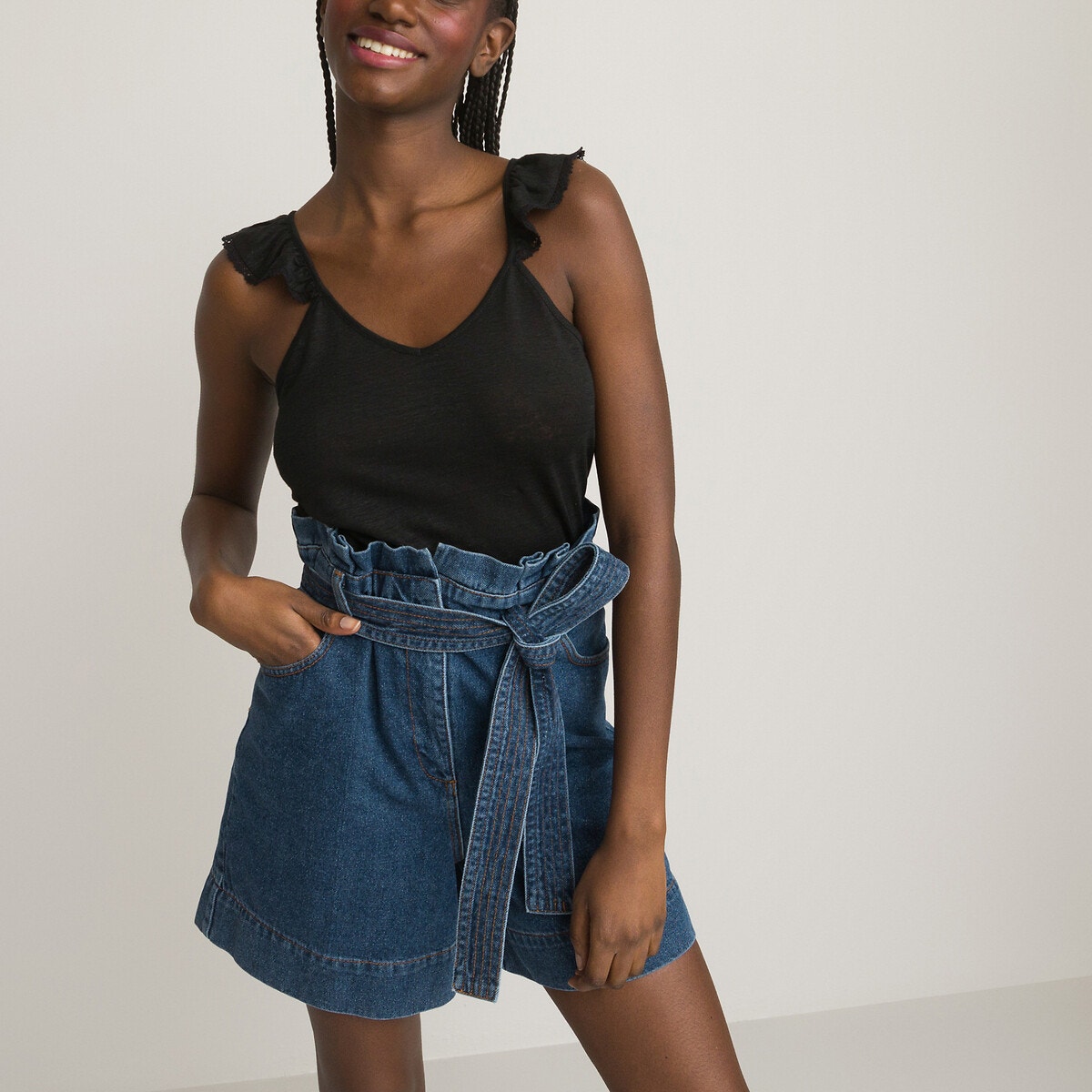 Λινό τοπ με λεπτές τιράντες και βολάν