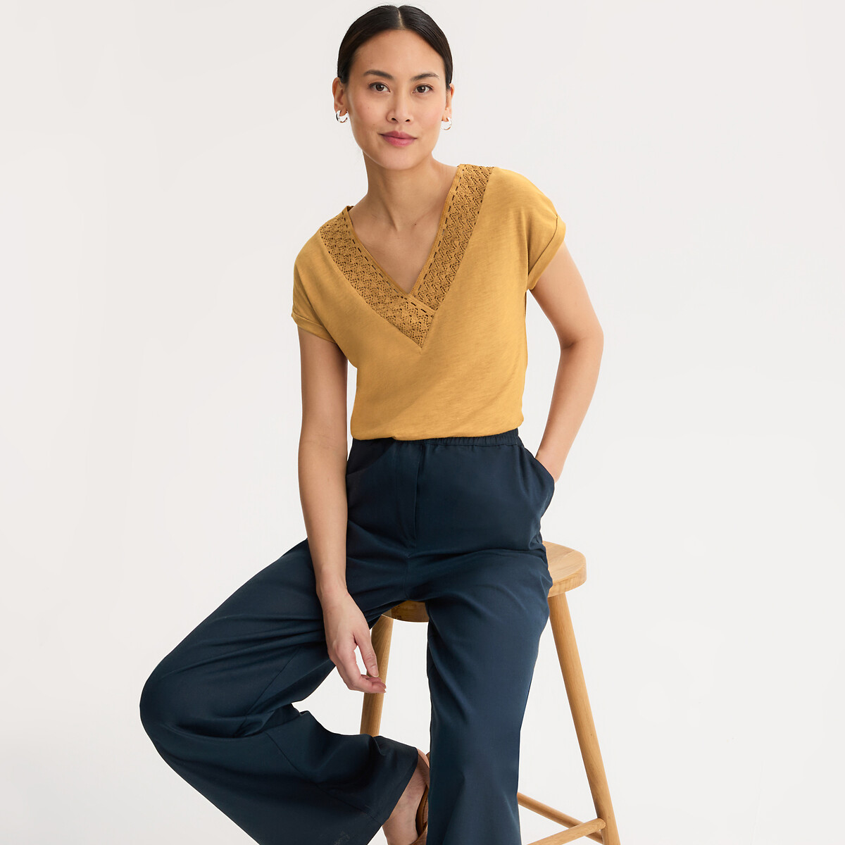 Anne Weyburn Κοντομάνικη μπλούζα με V και λεπτομέρεια από δαντέλα