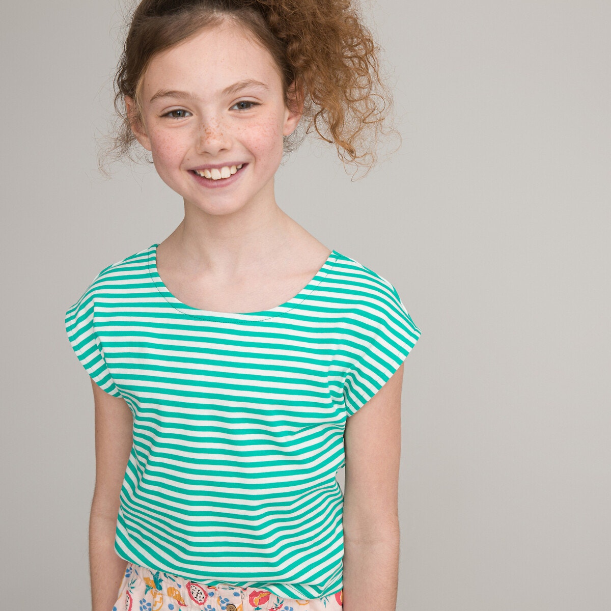 Κοντομάνικη ριγέ μπλούζα με άνοιγμα στην πλάτη