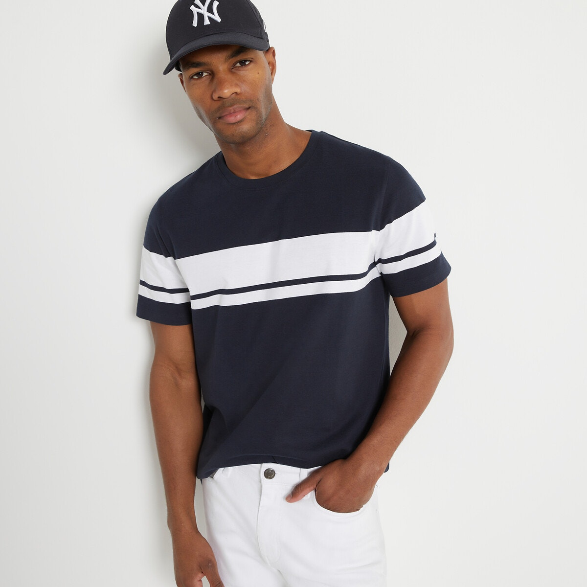 Κοντομάνικη μπλούζα με στρογγυλή λαιμόκοψη