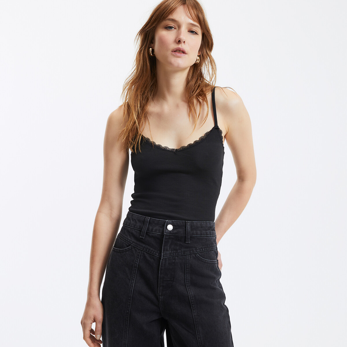 Τοπ με λεπτές τιράντες και λεπτομέρεια από δαντέλα