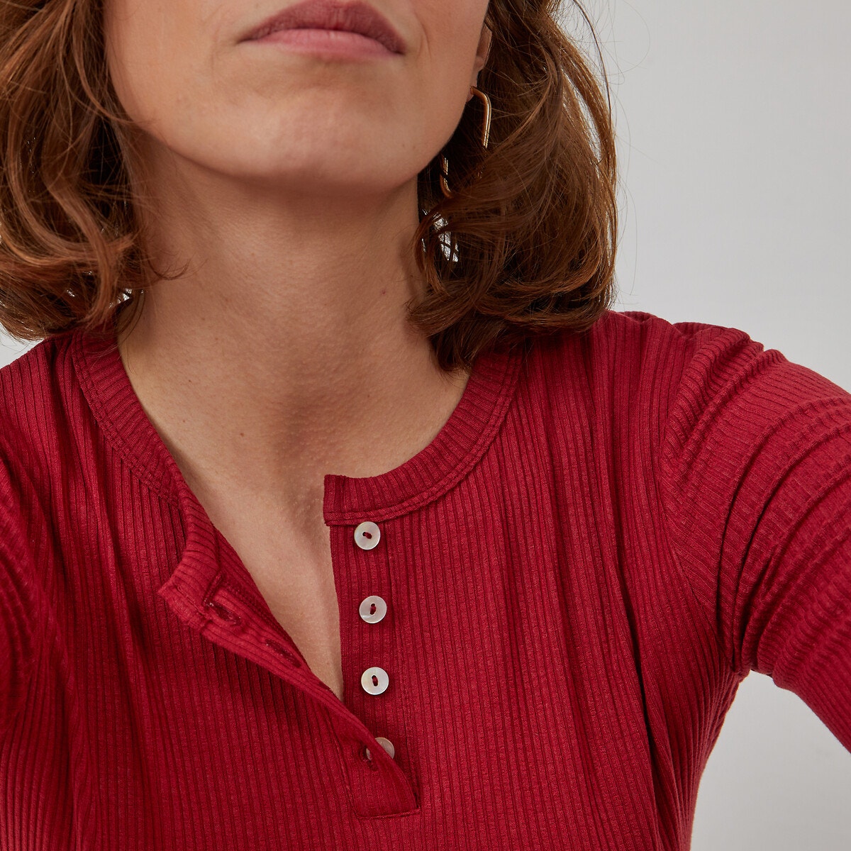 Κοντομάνικη μπλούζα με λαιμόκοψη κελεμπίας