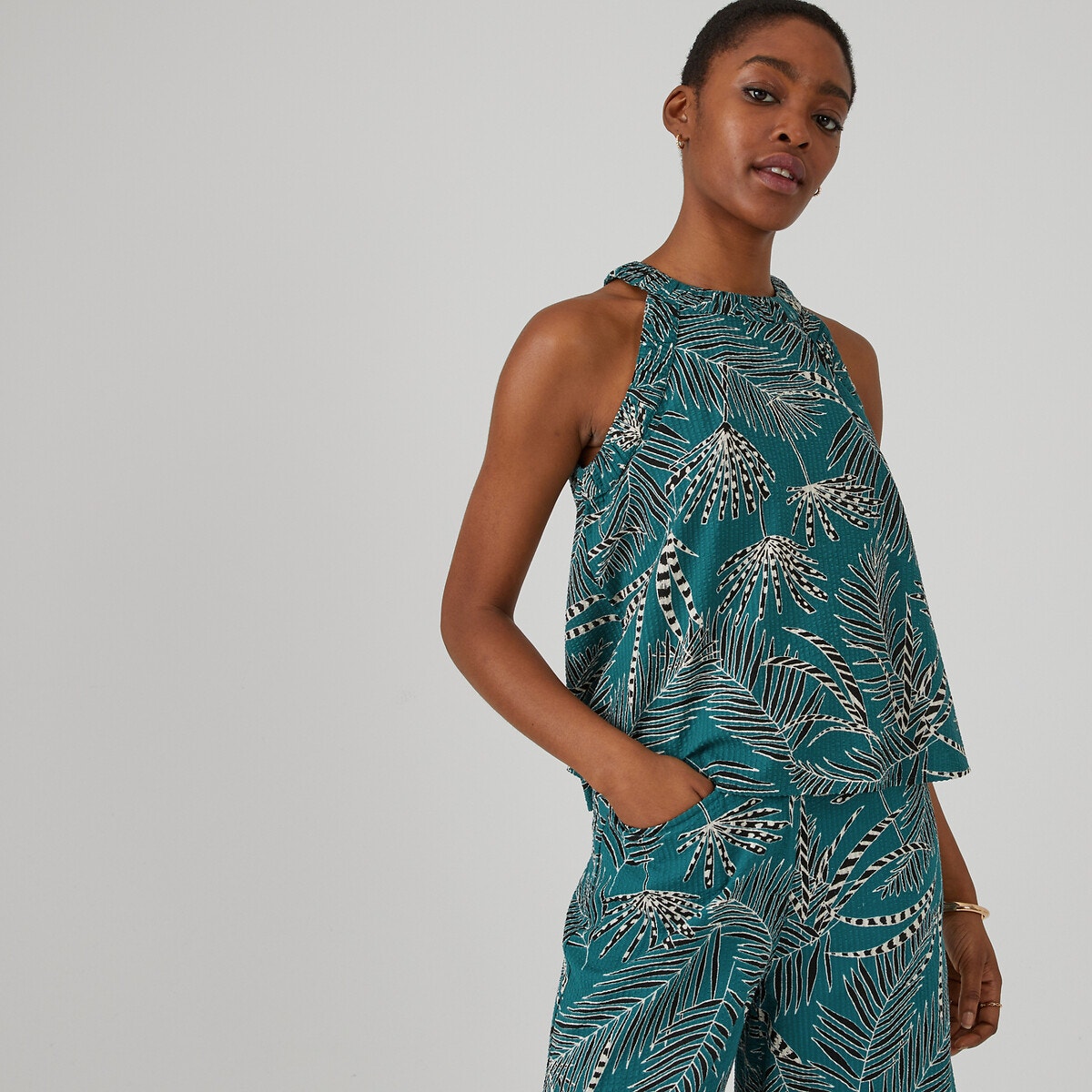 Εμπριμέ τοπ με παρτούς ώμους