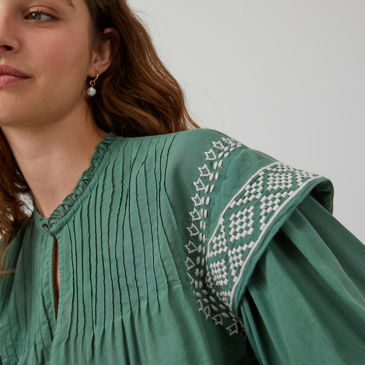 Μακρυμάνικη μπλούζα με λαιμό σε βικτωριανό στυλ και κεντήματα