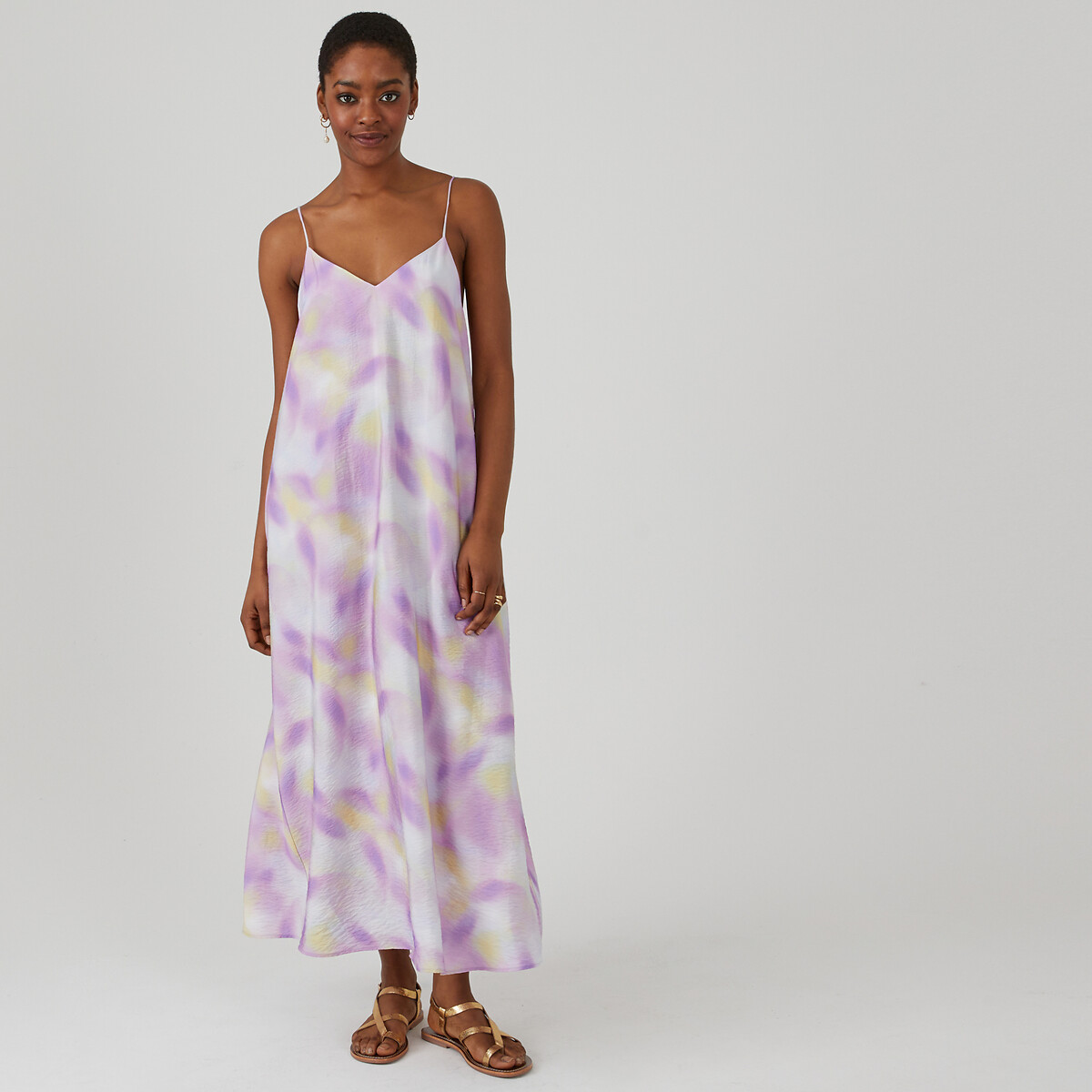  Μακρύ φόρεμα με λεπτές τιράντες και μοτίβο tie & dye 2025