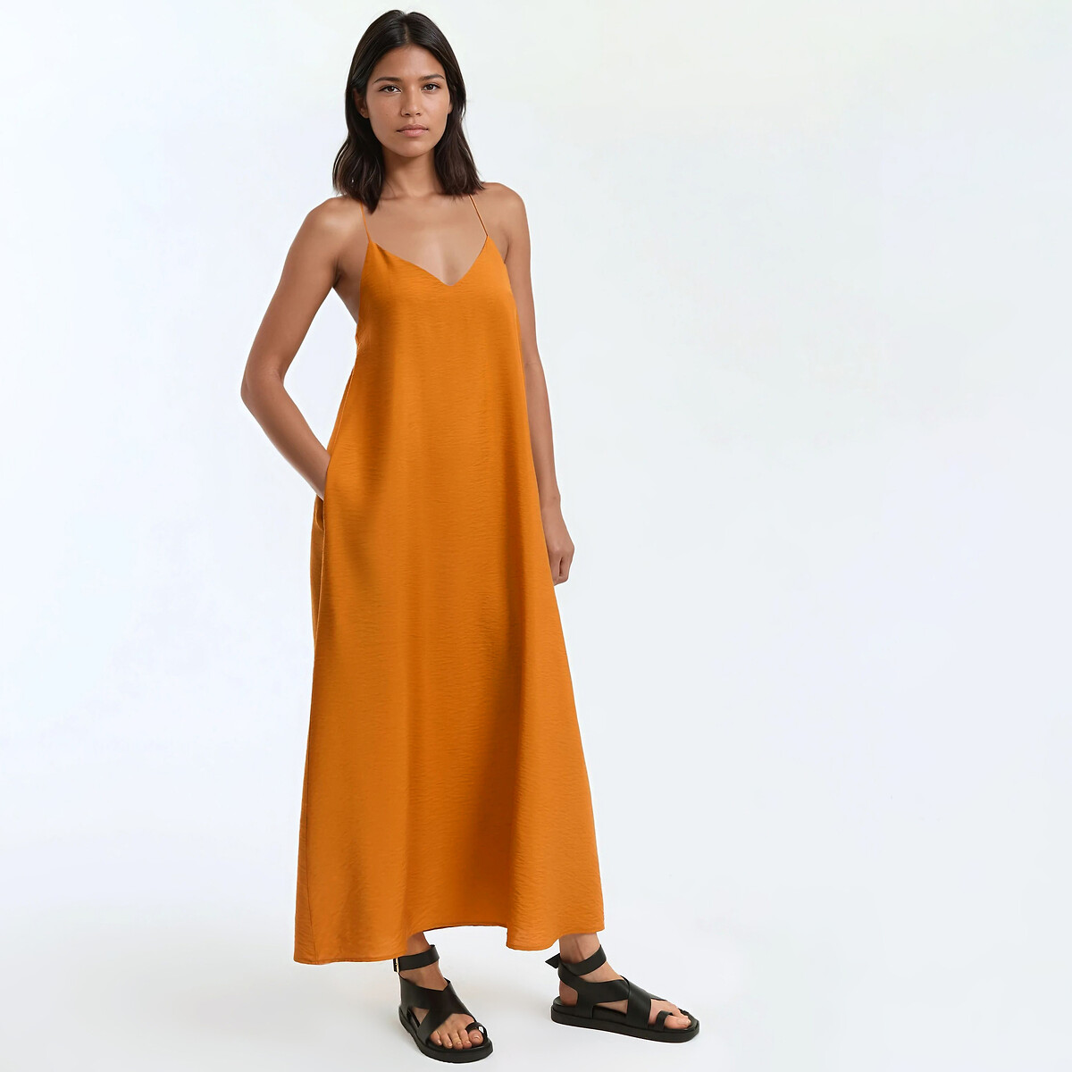 Μακρύ φόρεμα με λεπτές τιράντες