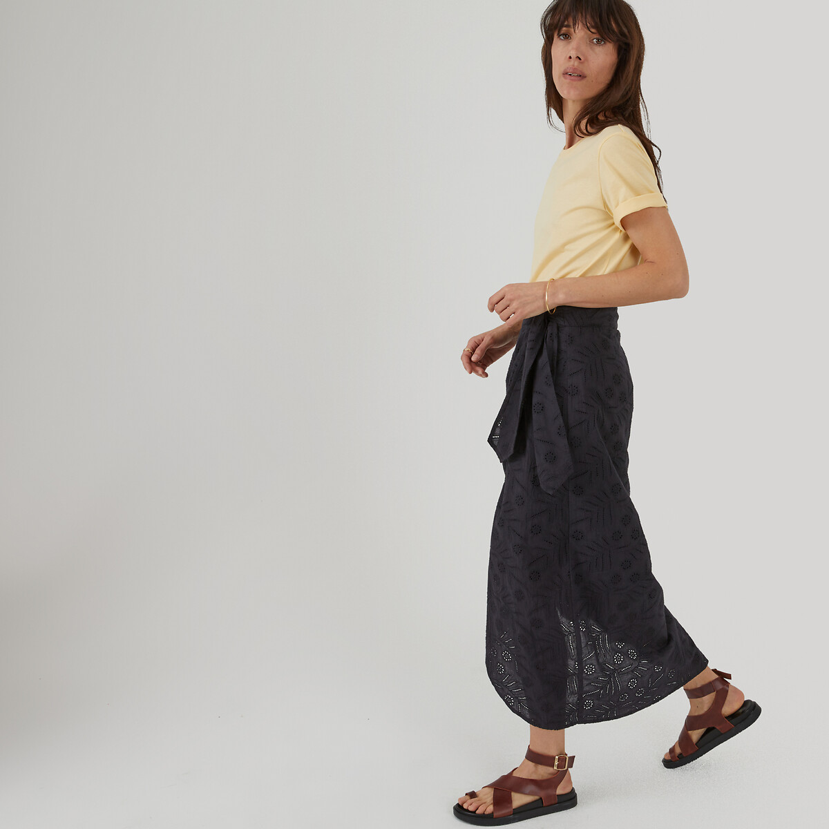 Φούστα-φάκελος με κοφτό κέντημα