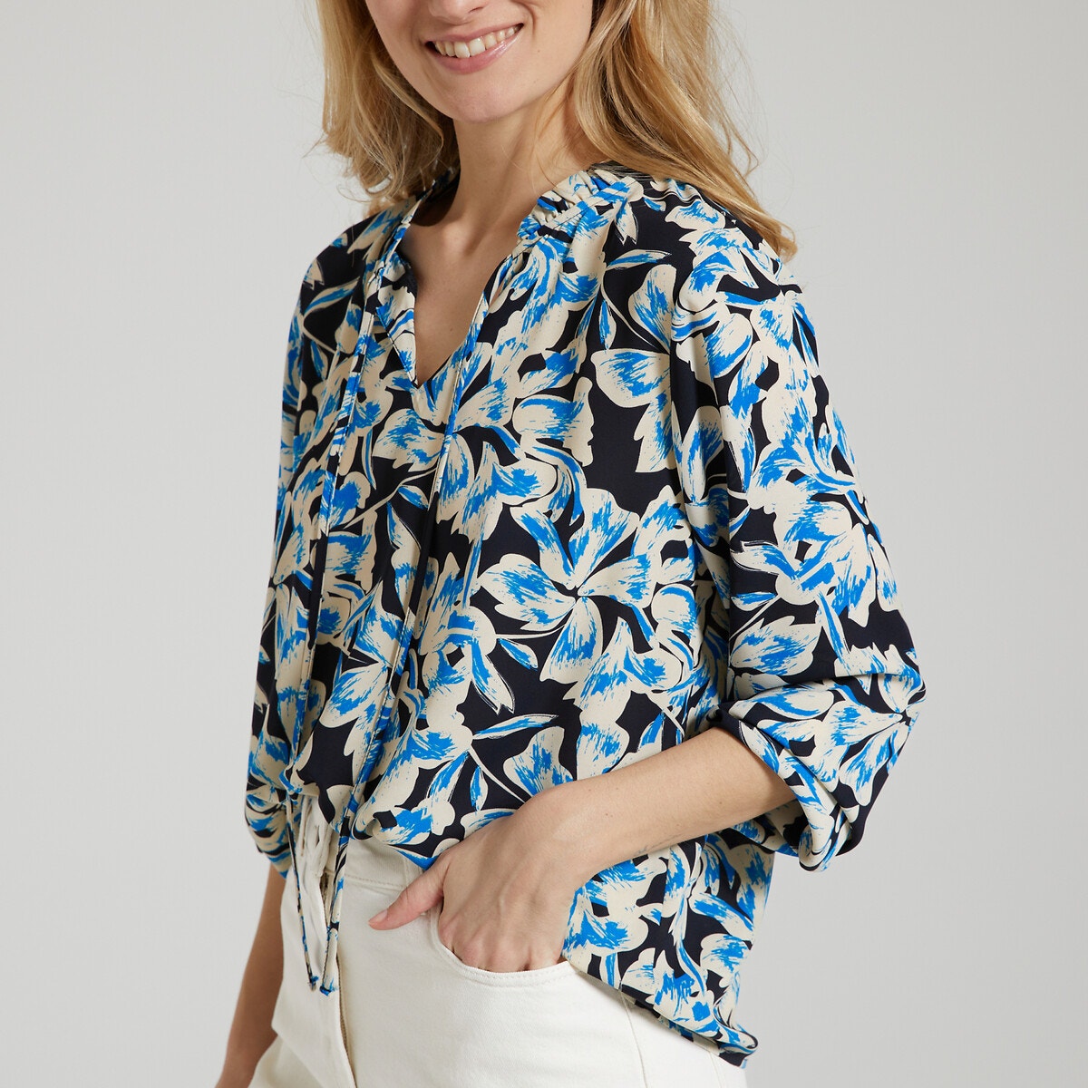 Εμπριμέ μπλούζα με κορδόνια που δένουν στη λαιμόκοψη