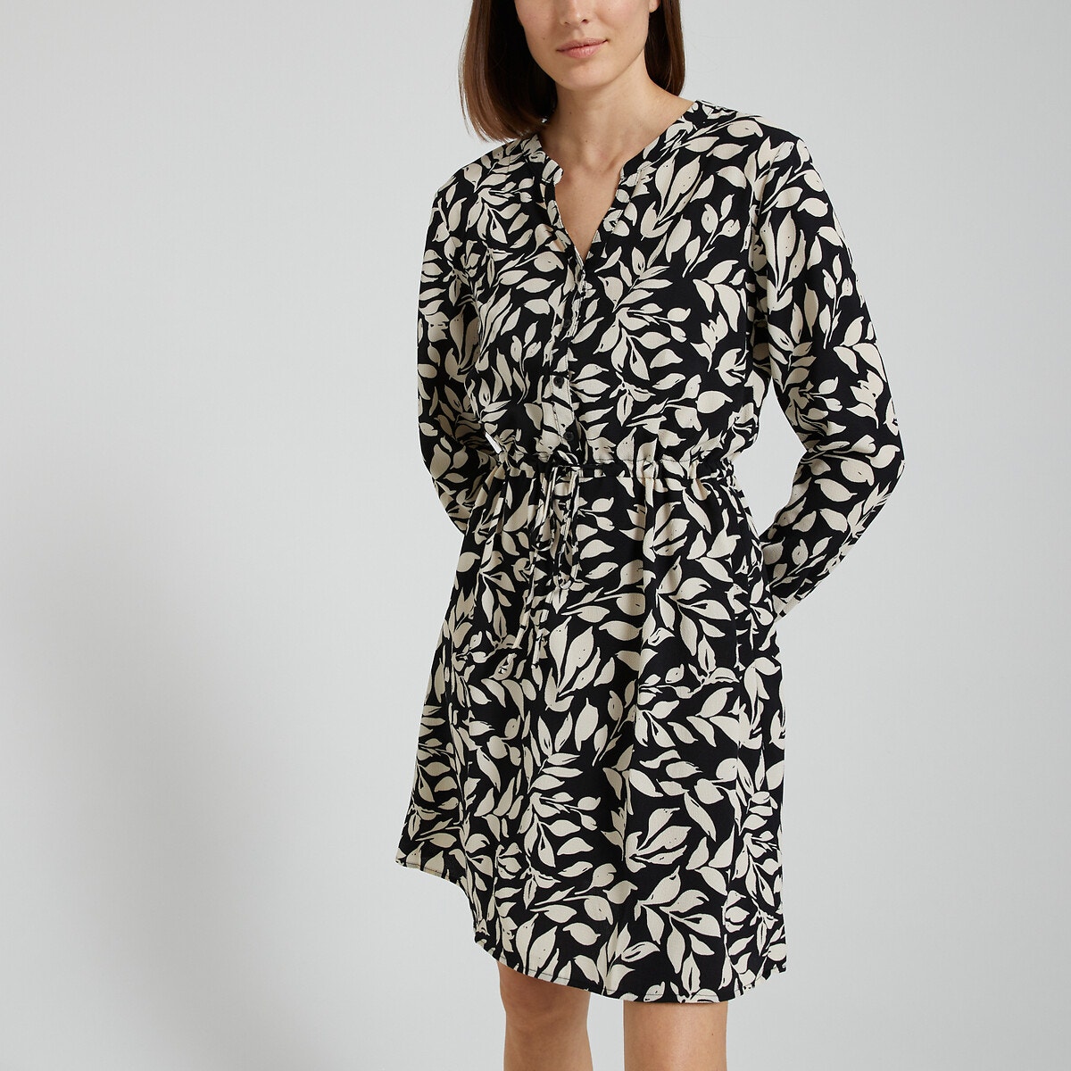 Κοντό φόρεμα με V λαιμόκοψη και ζώνη