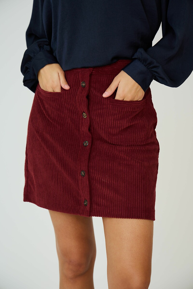 Κοντή φούστα σε ίσια γραμμή